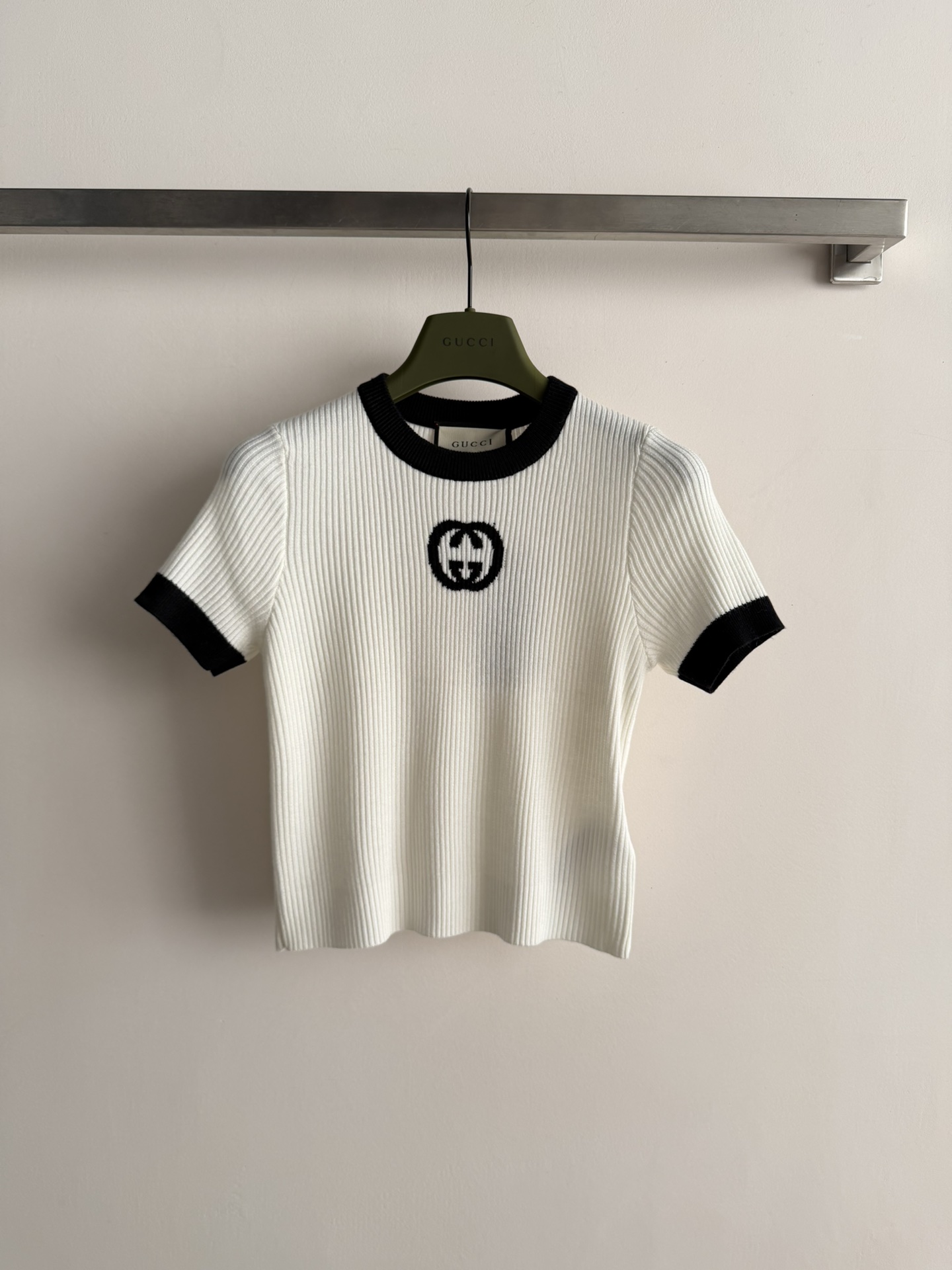 NO:715234,Gucc*26 short-sleeved wool sweaters, soft and skin-friendly, super comfortable to wear in spring and summer! Exquisite logo printing on the chest, full of brand sense. Simple round neck design, versatile and not picky. The fit is slim, fashionable with jeans or skirts, easy to get a high-end look! 3 colors SML, gucci, skirts, jeans, T-shirt,19860909Gucc*26款短袖羊毛针织衫,柔软亲肤又舒适,春夏穿超舒服!胸前精致logo印花,品牌感满满.简约圆领设计,百搭不挑人.版型修身,搭牛仔裤或半身裙都很时髦,轻松 get高级感穿搭!3色SML,,gucci,skirts,jeans,T-shirt,,Women's clothing