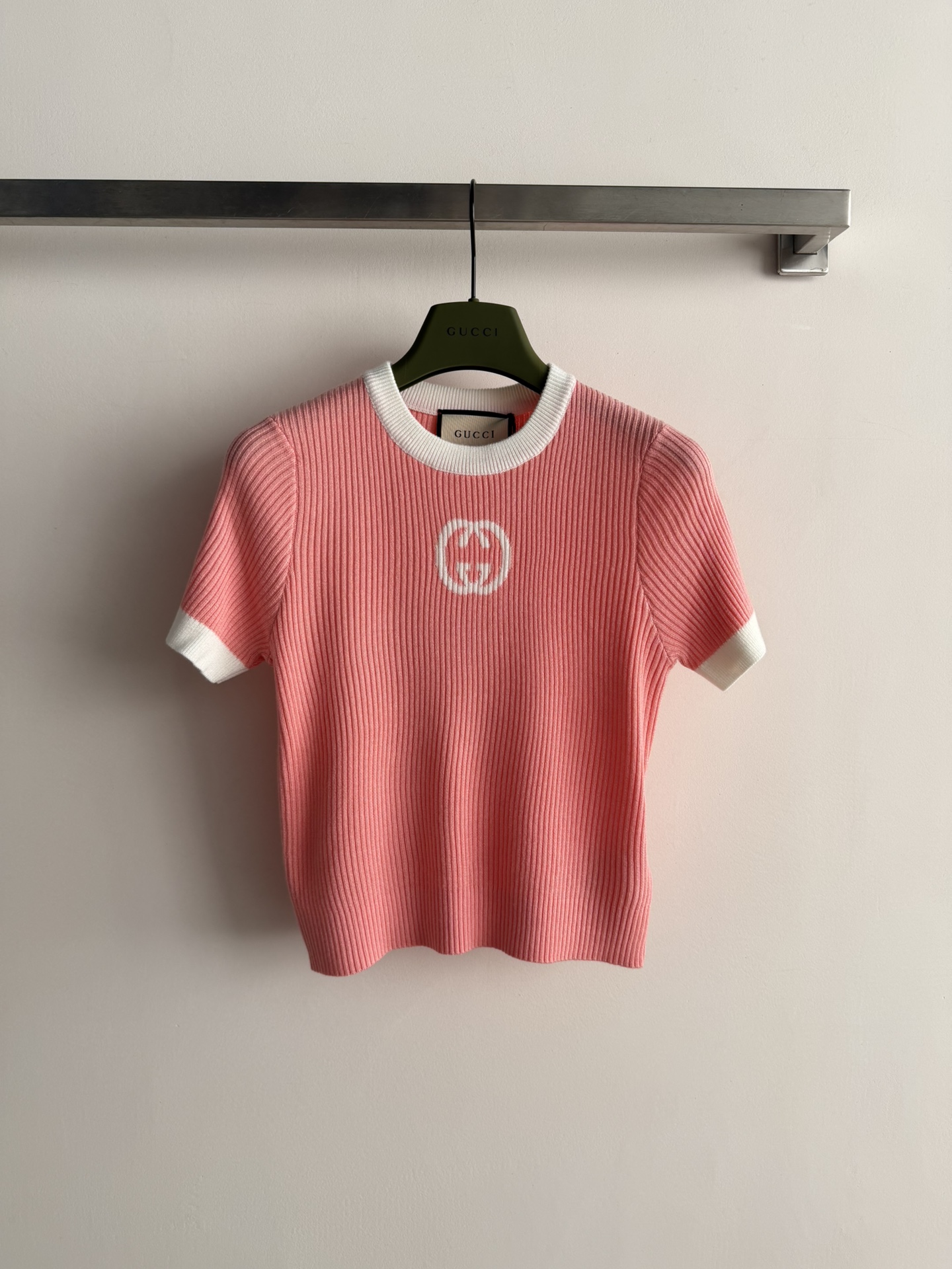 NO:715232,Gucc*26 short-sleeved wool sweaters, soft and skin-friendly, super comfortable to wear in spring and summer! Exquisite logo printing on the chest, full of brand sense. Simple round neck design, versatile and not picky. The fit is slim, fashionable with jeans or skirts, easy to get a high-end look! 3 colors SML, gucci, skirts, jeans, T-shirt,19860909Gucc*26款短袖羊毛针织衫,柔软亲肤又舒适,春夏穿超舒服!胸前精致logo印花,品牌感满满.简约圆领设计,百搭不挑人.版型修身,搭牛仔裤或半身裙都很时髦,轻松 get高级感穿搭!3色SML,,gucci,skirts,jeans,T-shirt,,Women's clothing