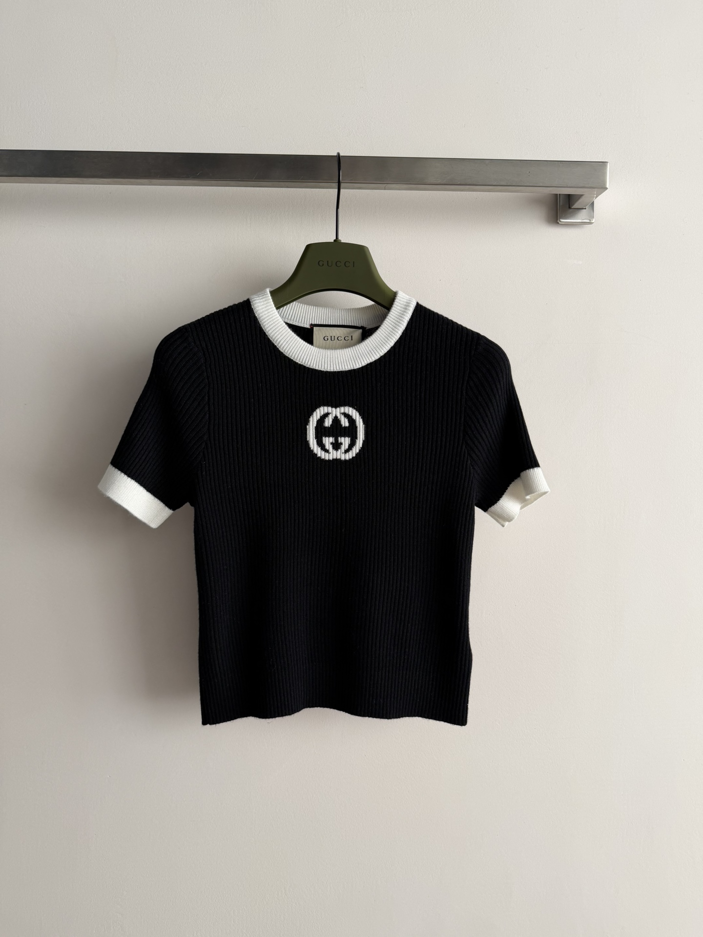 NO:717491,Gucc*26 short-sleeved wool sweaters, soft and skin-friendly, super comfortable to wear in spring and summer! Exquisite logo printing on the chest, full of brand sense. Simple round neck design, versatile and not picky. The fit is slim, fashionable with jeans or skirts, easy to get a high-end look! 3 colors SML, gucci, skirts, jeans, T-shirt,19860909Gucc*26款短袖羊毛针织衫,柔软亲肤又舒适,春夏穿超舒服!胸前精致logo印花,品牌感满满.简约圆领设计,百搭不挑人.版型修身,搭牛仔裤或半身裙都很时髦,轻松 get高级感穿搭!3色SML,,gucci,skirts,jeans,T-shirt,,Women's clothing