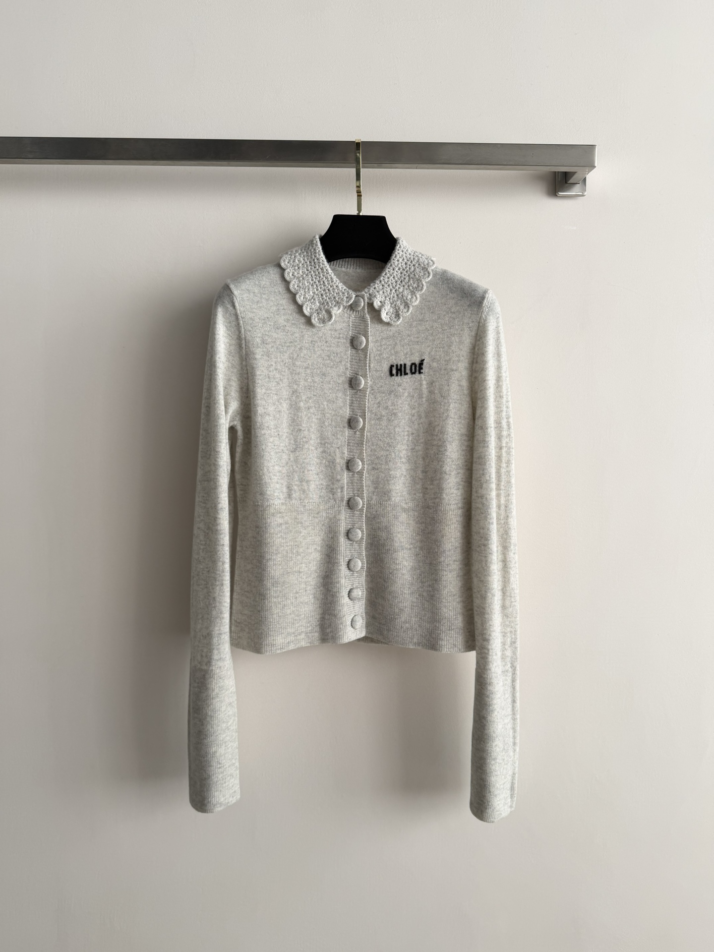 NO:715194,Chlo*26SS new doll collar knitted cardigan, soft and skin-friendly, super comfortable to wear in autumn and winter!  The doll collar is hand-crocheted, full of details, sweet and elegant, with brand embroidery on the front + round buttons, simple and recognizable. Short and slim design, paired with high-waisted pants/skirts to show your body proportions, it can be easily used for commuting, dating, and daily life. It is a must-have and versatile item for autumn and winter wardrobes!  SML,,chloe,skirts,19860909Chlo*26SS新款娃娃领针织开衫,柔软亲肤,秋冬穿超舒服！娃娃领是手工钩织,细节满分,甜美又优雅,正面品牌刺绣+圆形纽扣,简约有辨识度.短款修身设计,搭高腰裤/裙超显身材比例,通勤、约会、日常都能轻松驾驭,是秋冬衣橱必备百搭单品！SML,,chloe,skirts,,Women's clothing