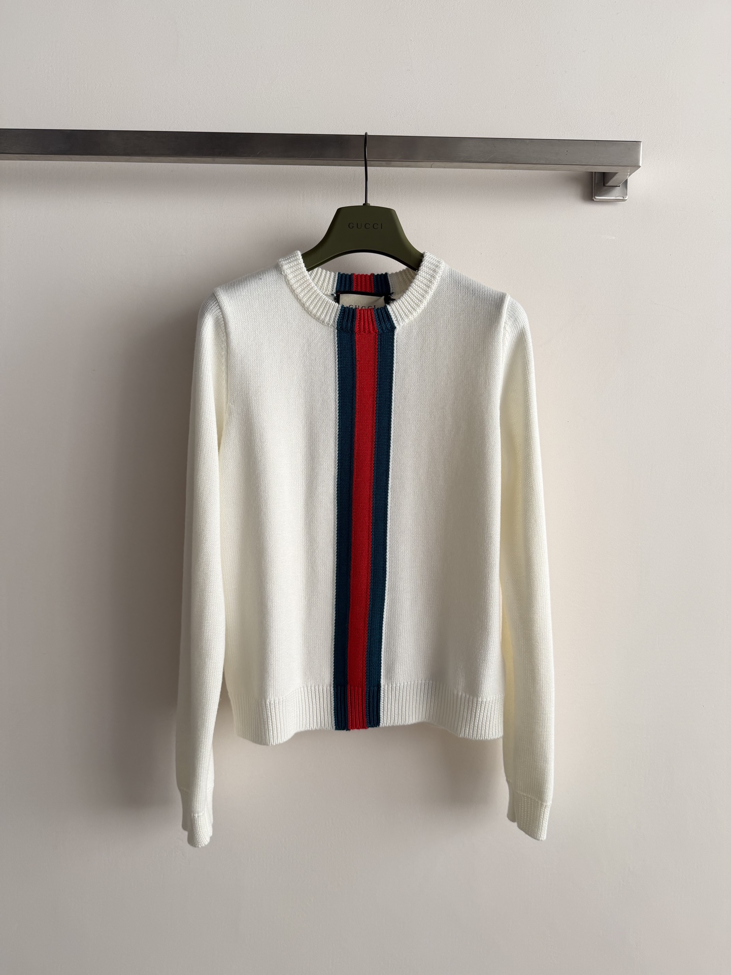 NO:715204,GUCC*26 new wool sweater, soft and delicate fabric, super comfortable and warm to wear, round neck pullover design, slightly tightened cuffs and hem, suitable for commuting and leisure, a must-have for spring and autumn SML,, gucci,19860909GUCC*26新款羊毛衫,柔软细腻面料,穿着超舒适又保暖,圆领套头设计,袖口和下摆微收紧,通勤休闲都很合适,春秋必备款SML,,gucci,,Women's clothing