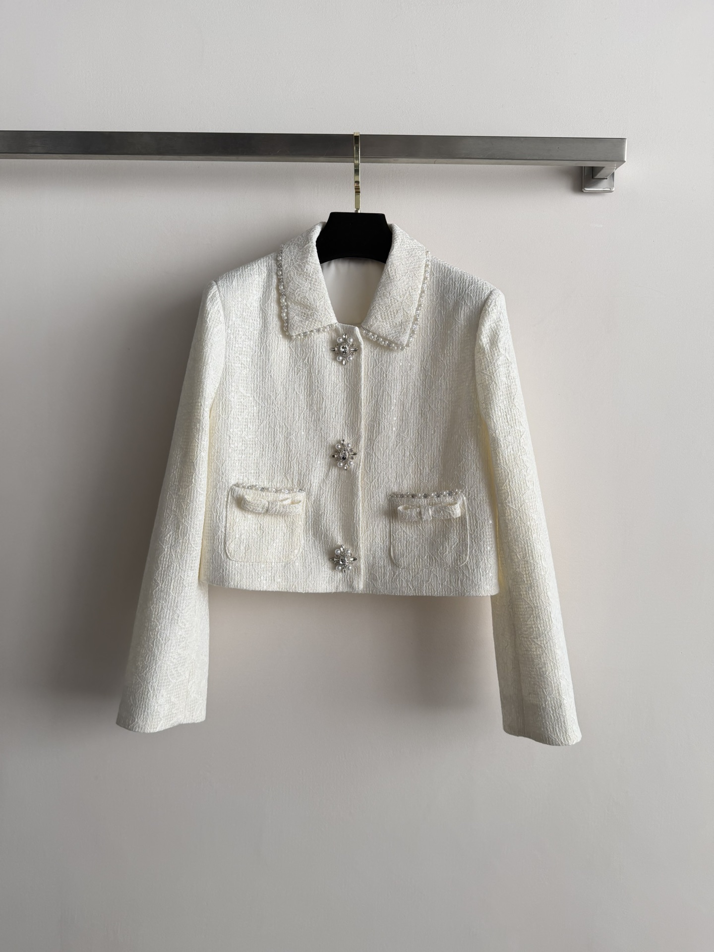 NO:715212,MAI DIRE MAI*26SS's small fragrant suit with pearl diamond buttons is made of cream apricot tweed. The lace fabric has a delicate and layered texture. The pearl lapel + diamond button design is retro and gorgeous, with full details. The short tailoring modifies the body shape, and it is super elegant when paired with a high-waist skirt. The pocket bow embellishment is soft and romantic, a must-have for spring lady style. It can be easily used for commuting or formal occasions. This set is practical and fashionable!  SML,,skirts,19860909MAI DIRE MAI*26SS的珍珠钻扣小香风套装,采用奶油杏色粗花呢,蕾丝面料质感细腻有层次.珍珠翻领+钻扣设计,复古又华丽,细节满分骨.短款剪裁修饰身形,搭配高腰半裙超显优雅气质.口袋蝴蝶结点缀,柔美浪漫,春日名媛风必备,通勤或正式场合都能轻松驾驭,一套实用又时髦！SML,,skirts,,Women's clothing