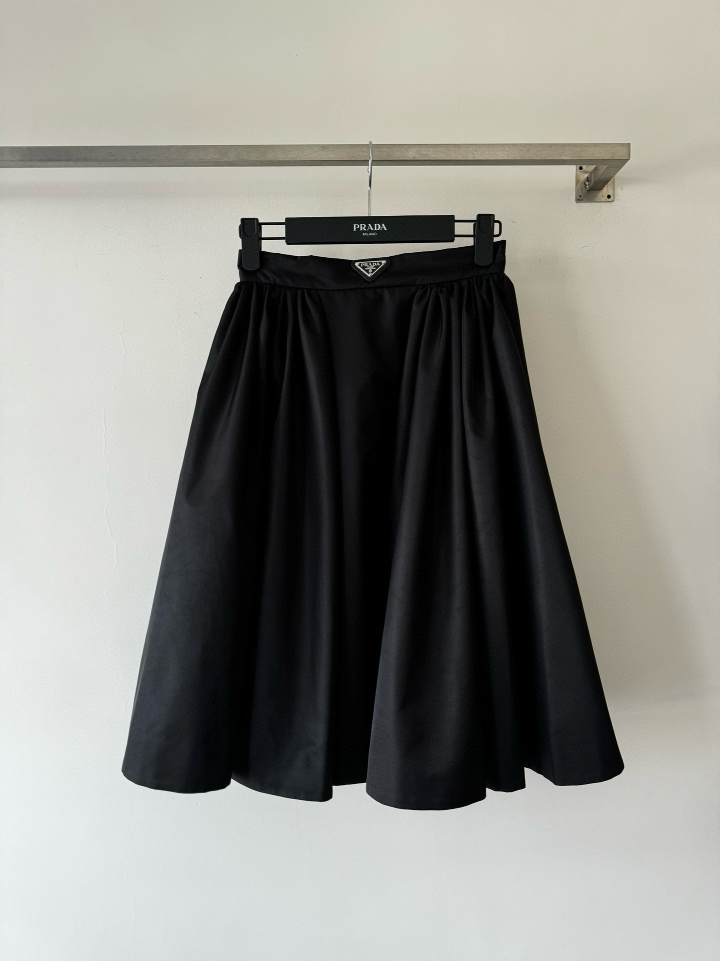 NO:715188,PRAD* new puffy skirt YB customized regenerated nylon fabric is high-end and textured. The pleats on both sides show a more unique design. The front is decorated with a classic metal triangle mark, and the waist zipper design has just the right waistline. Cute and girly SML-, prada, skirts,19860909PRAD*新款蓬蓬半裙 YB定制再生尼龙面料高级有质感 用料超足的 两侧褶皱展现更别出新裁的设计 正面经典金属三角标装饰,腰部拉链设计 恰到好处的腰线 可爱又充满少女气息SML-,,prada,skirts,,Women's clothing