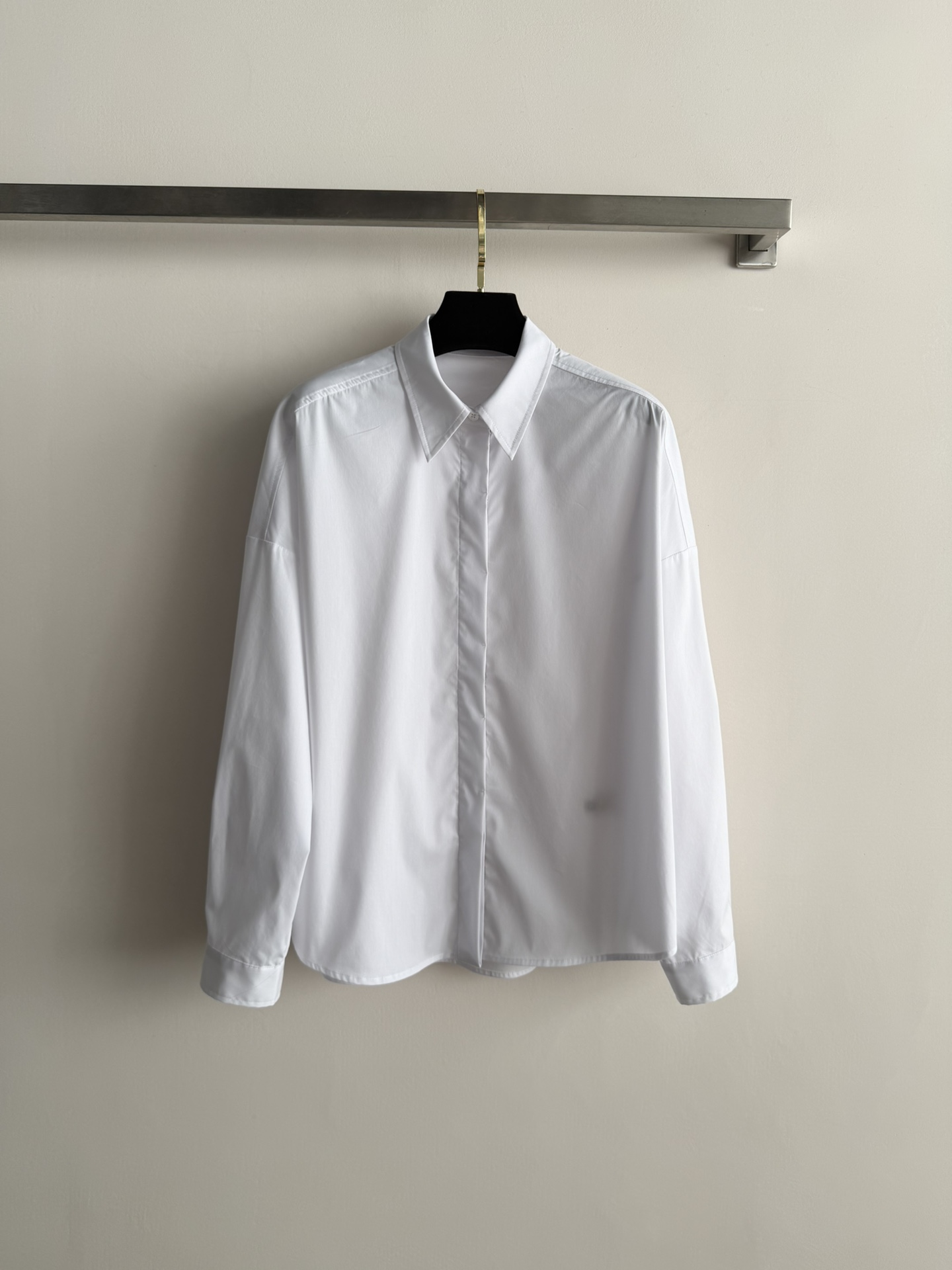 NO:715500,Brounello Cucinelli*26SS white long-sleeved shirt is made of pure cotton fabric, soft and breathable, and super comfortable to wear! Classic lapel + button placket, simple and elegant, easy to control in daily commuting. Loose fit, adjustable cuffs, suitable for various body types, suitable for wearing alone or layered. High-density pure cotton, durable and not easy to wrinkle, a must-have in spring and autumn! Paired with jeans or suit trousers, you can easily get a Korean simple style or a sophisticated feeling in the workplace. SML, jeans, shirts, business suit,19860909Brounello Cucinelli*26SS白色长袖衬衫采用纯棉面料,柔软透气,穿着超舒适!经典翻领+纽扣开襟,简约大方,通勤日常都能轻松驾驭 .宽松版型,袖口可调节,适合各种身材,单穿或叠搭都很OK.高密度纯棉,耐穿不易皱,春秋季节必备!搭配牛仔裤或西装裤,轻松get韩系简约风or职场干练感SML,,jeans,shirts,business suit,,Women's clothing