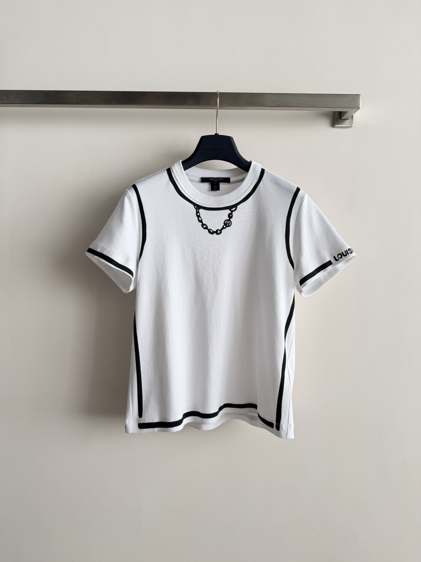 NO:715494,LV26's new line short-sleeved T-shirt is made of soft cotton fabric, comfortable and breathable to wear. The black lines are simple and designed, and it is elastic and fits the body shape. The word 'LOUIS' on the left sleeve shows the brand identity in a low-key manner. It can be easily worn in daily life or light luxury occasions. It looks great with jeans or casual pants! SML,, louis vuitton, louis vuitton, jeans, T-shirt, tees, t-shirt,19860909LV26新款线条短袖T恤,采用柔软棉质面料,穿着舒适透气.黑色线条勾勒简约又有设计感,弹性好更贴合身形.左袖'LOUIS'字样低调彰显品牌身份,日常或轻奢场合都能轻松驾驭,搭配牛仔裤或休闲裤都很出彩!SML,,louis vuitton,louis vuitton,jeans,T-shirt,tees，t-shirt,,Women's clothing