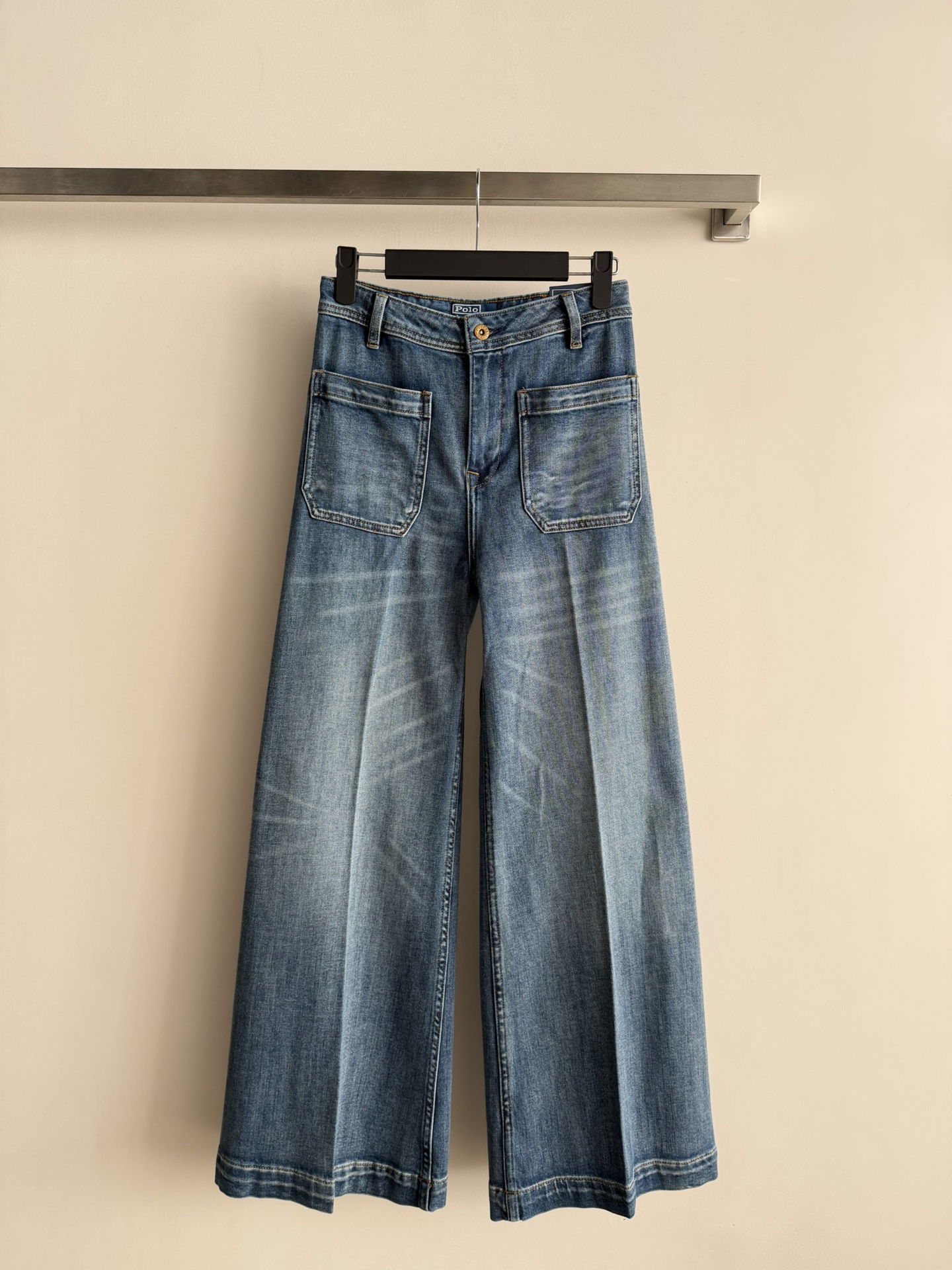 NO:715506,Polo Ralph Laure*26 new high-waisted wide-leg jeans, classic washed blue, retro distressed texture, super atmospheric! High-waisted wide-leg design, lengthening the legs and modifying the crotch, friendly pear-shaped figure, comfortable and not tight to wear. High-quality denim, wear-resistant and breathable, easy to control for daily commuting and leisure. Paired with a sweater or shirt, you can easily get a lazy and fashionable style, it is a must-have and versatile item in the wardrobe! SML,,loro piana,jeans,shirts,19860909Polo Ralph Laure*26新款高腰阔腿牛仔裤,经典水洗蓝色,复古做旧质感超有氛围感!高腰阔腿设计,显腿长又修饰胯部,梨形身材友好,穿着舒适不紧绷.高品质牛仔布,耐磨又透气,日常通勤,休闲都能轻松驾驭.搭配针织衫或衬衫,轻松get慵懒时髦风,是衣橱必备百搭单品!SML,,loro piana,jeans,shirts,,Women's clothing