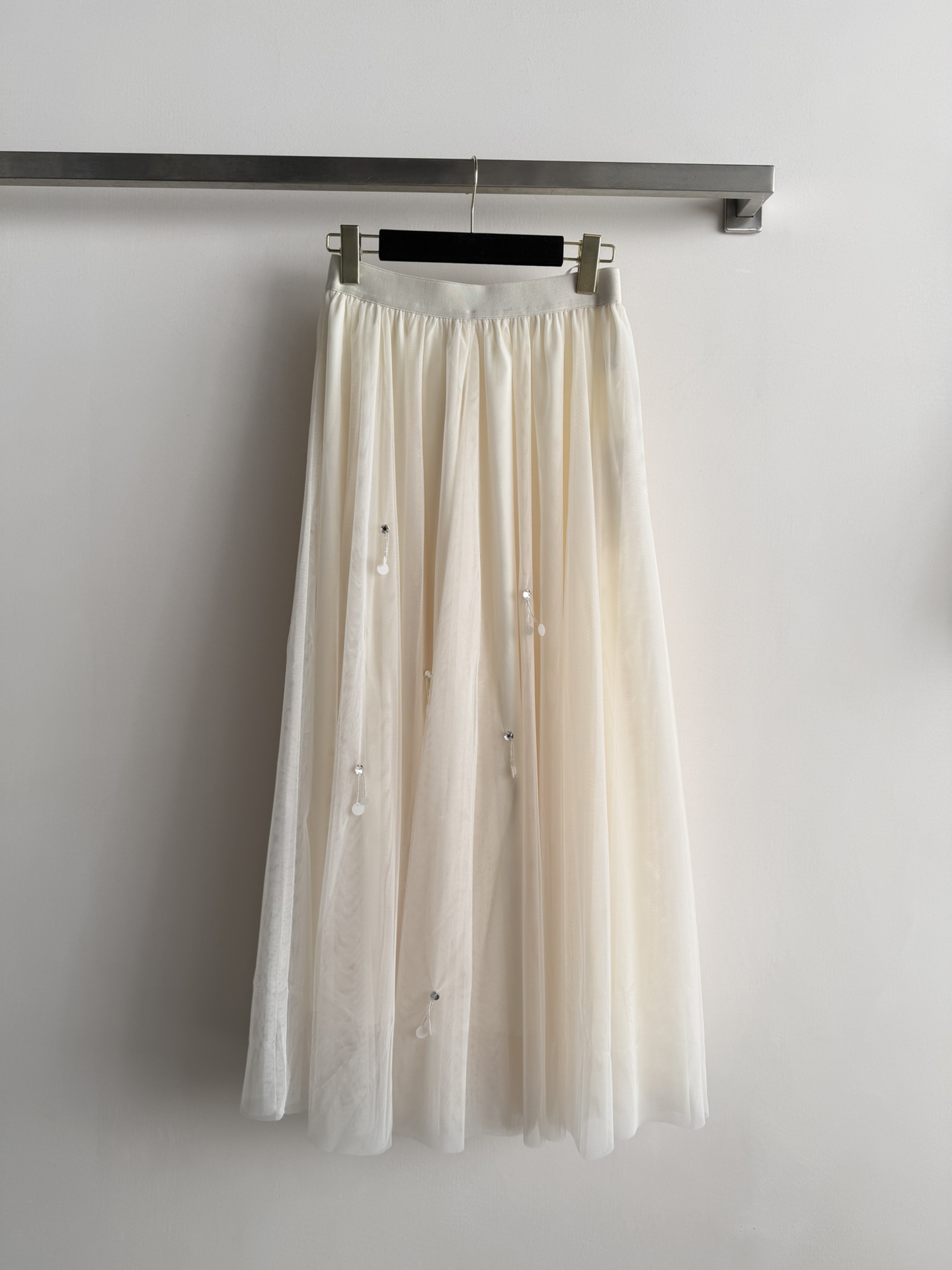 NO:715518,26 new early spring beige mesh skirt, high-waisted A-line version, multi-layered mesh superposition, walking elegantly and smartly, full of fairy spirit~ The skirt is decorated with pendant sequins, delicate and gentle, it can be easily controlled for daily commuting, dating, and vacation. It goes well with knitted sweaters or shirts SML,, skirts, shirts,1986090926早春新款米黄色网纱半身裙,高腰A字版型,多层网纱叠加,走路飘逸灵动,仙气满满~裙身点缀吊坠亮片,精致又温柔,日常通勤,约会,度假都能轻松驾驭,搭配针织衫或衬衫都很出彩哦SML,,skirts,shirts,,Women's clothing