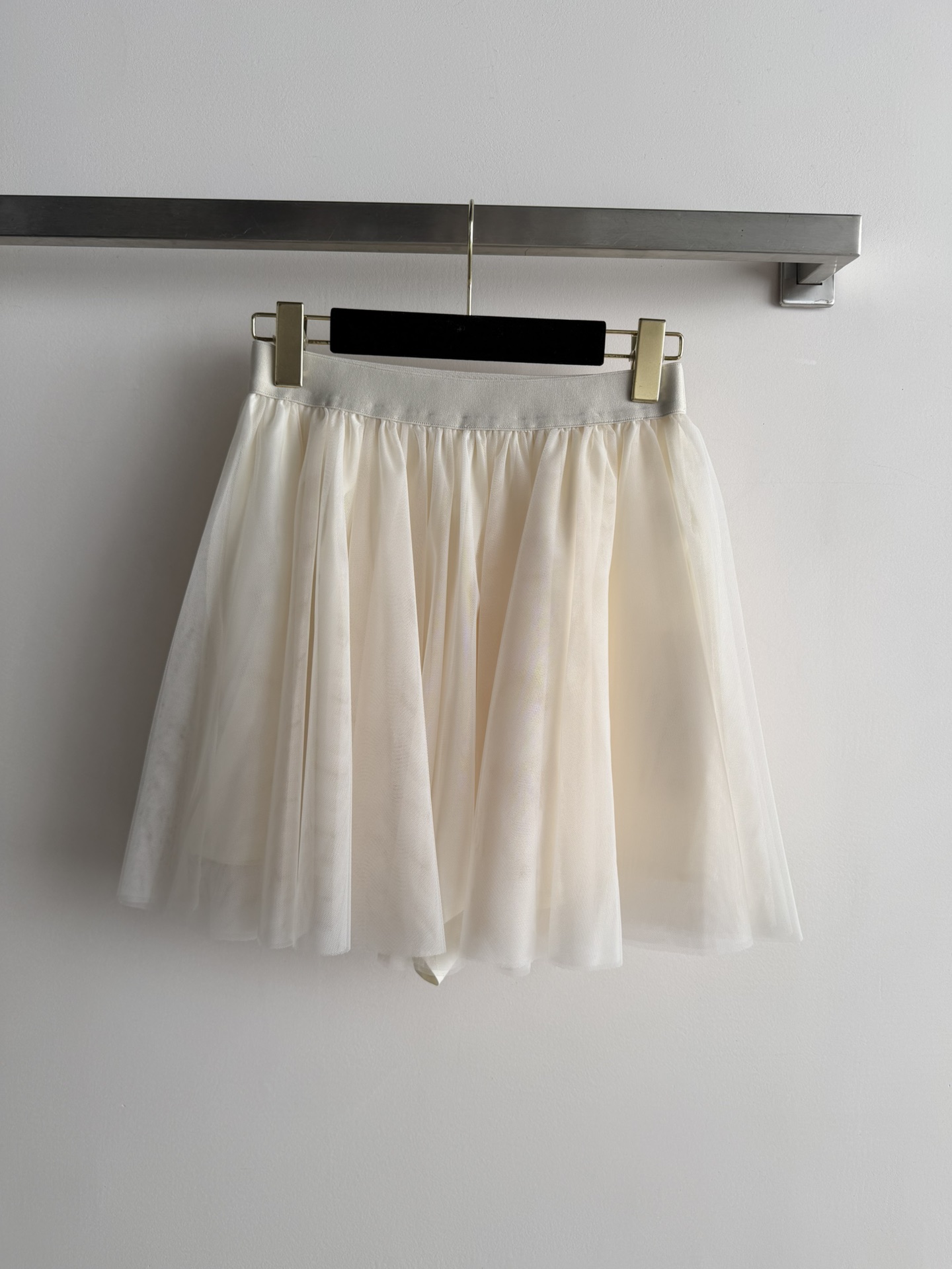 NO:715492,26SS new beige mesh puffy skirt, high-waisted A-line version, light and breathable, full of layers in the skirt, giving you a fairy-like air when walking. The lining prevents exposure, and is very suitable for daily commuting, dating, and taking photos! It is gentle and versatile, and looks great with knitted sweaters, shirts or T-shirts. Small girls can easily wear it, making them look thinner and taller. It is a must-have item for the spring and summer wardrobe! SML,,skirts,shirts,tees,t-shirt,1986090926SS新款米黄色网纱蓬蓬半裙,高腰A字版型,轻盈透气,裙摆层次感满满,走路自带仙气.内衬防走光,日常通勤,约会,拍照都很适合!温柔百搭,配针织衫,衬衫或T恤都超好看小个子女生也能轻松驾驭,显瘦又显高,是春夏衣橱必备单品!SML,,skirts,shirts,tees，t-shirt,,Women's clothing