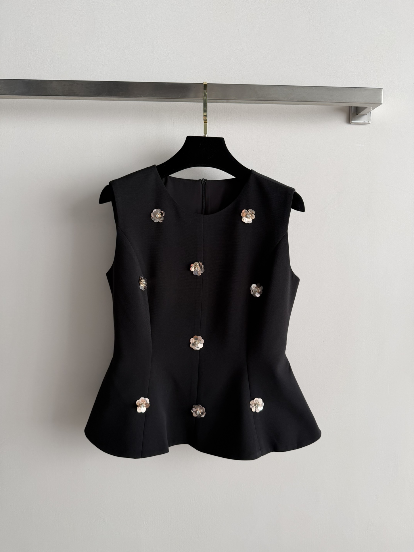 NO:717508,26ss new French retro sequin floral sleeveless top, using French retro design, decorated with sequins, diamond flowers, elegant and exquisite design. Three-dimensional tailoring + waist design, easily highlight the body curve, perfect workmanship details!  The fabric is crisp and suitable for dates or formal occasions. Pair it with a high-waist gauze skirt or slim-fitting pants to easily get a French romantic atmosphere!  S M L-,,skirts,1986090926ss新款法式复古亮片花饰无袖上衣,采用法式复古设计,搭配亮片钉钻花朵点缀,优雅又精致计.立体剪裁+收腰设计,轻松凸显身形曲线,做工细节满分！面料挺括,约会还是正式场合都很适合,搭配高腰纱裙或修身裤,轻松get法式浪漫氛围感！S M L-,,skirts,,Women's clothing