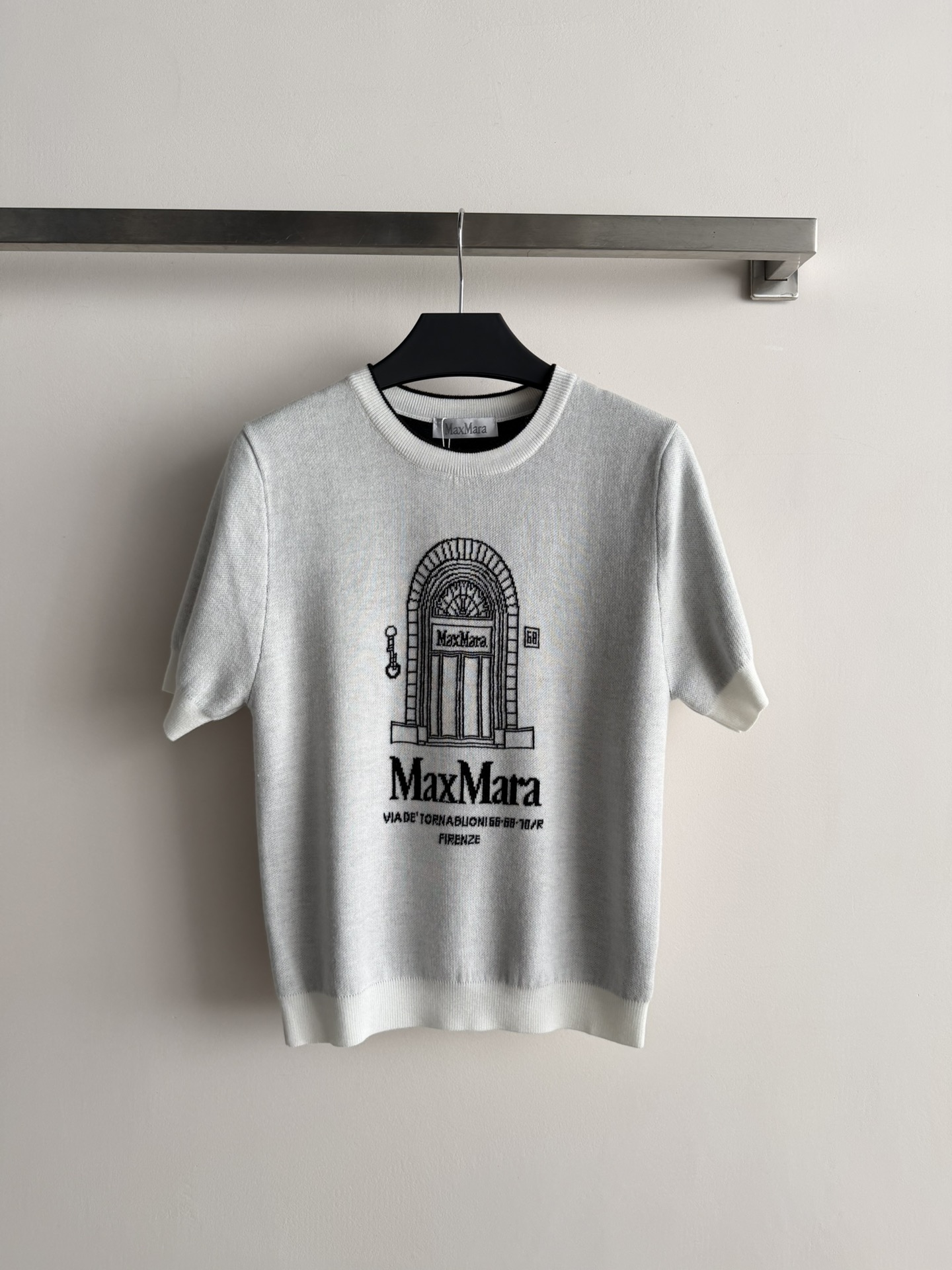 NO:715869,MaxMar*26 early spring series printed short-sleeved sweater, very iconic pattern, full of brand sense!  The knitted fabric is soft and skin-friendly, with a slightly slim fit that is close-fitting and comfortable. It is perfect for spring and summer. Pair it with a skirt or casual trousers to easily switch between light and sophisticated style, and can be used for daily commuting!  SML,,skirts,T-shirt,19860909MaxMar*26早春系列印花短袖针织衫,很有标志性的图案,品牌感满满！针织面料柔软亲肤,微修身版型,贴身又舒适,春夏穿超合适~针搭配半身裙或休闲裤,轻松切换轻熟o休闲风,通勤日常都能hold住！SML,,skirts,T-shirt,,Women's clothing