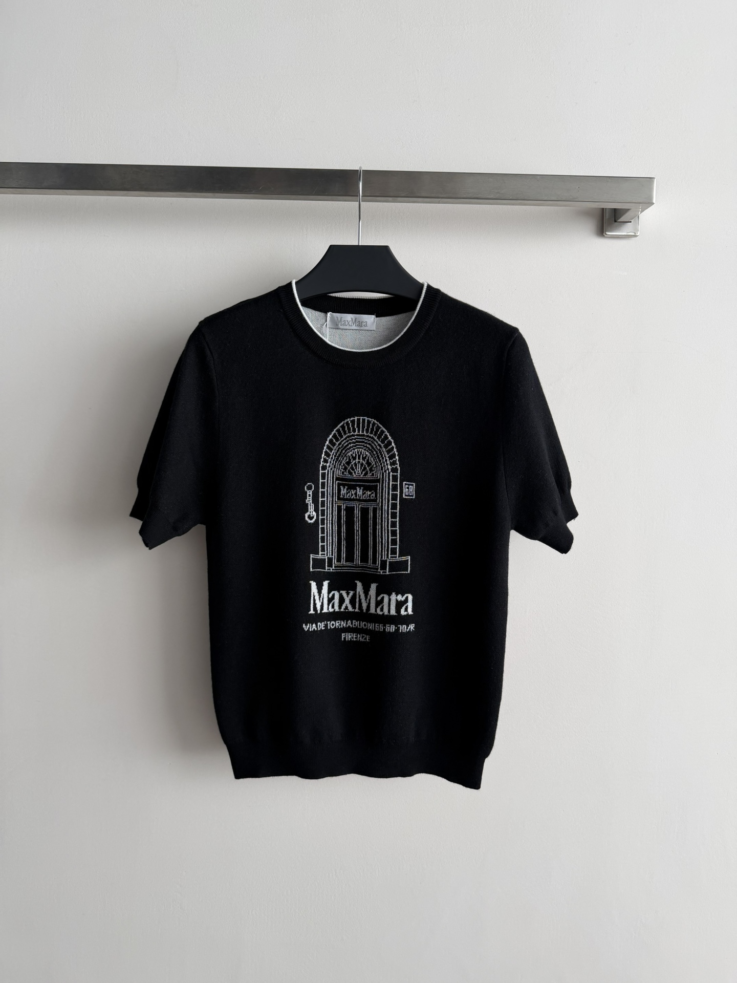 NO:715875,MaxMar*26 early spring series printed short-sleeved sweater, very iconic pattern, full of brand sense!  The knitted fabric is soft and skin-friendly, with a slightly slim fit that is close-fitting and comfortable. It is perfect for spring and summer. Pair it with a skirt or casual trousers to easily switch between light and sophisticated style, and can be used for daily commuting!  SML,,skirts,T-shirt,19860909MaxMar*26早春系列印花短袖针织衫,很有标志性的图案,品牌感满满！针织面料柔软亲肤,微修身版型,贴身又舒适,春夏穿超合适~针搭配半身裙或休闲裤,轻松切换轻熟o休闲风,通勤日常都能hold住！SML,,skirts,T-shirt,,Women's clothing