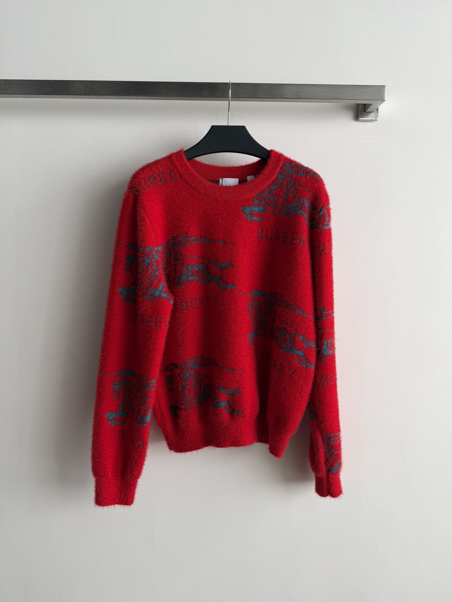 NO:715881,Burberr*26 new early spring knight pattern sweater, made of high-quality wool fabric, soft and warm, super comfortable to wear in autumn and winter!  The logo letter knight pattern is full of British style and highly recognizable. The round neck design is simple and versatile, and can be easily worn in daily or formal occasions. Paired with jeans or casual pants, it is casual and stylish, giving you a relaxed and high-end look!  3 colors SML,,burberry,jeans,sweaters,19860909Burberr*26早春新款骑士图案毛衣,采用高品质羊毛面料 柔软又保暖,秋冬穿超舒服！logo字母骑士图案,英伦风满满,辨识度超高.圆领设计简约百搭,日常或正式场合都能轻松驾驭.搭配牛仔裤或休闲裤,随性又有型,轻松gt高级感！3色SML,,burberry,jeans,sweaters,,Women's clothing