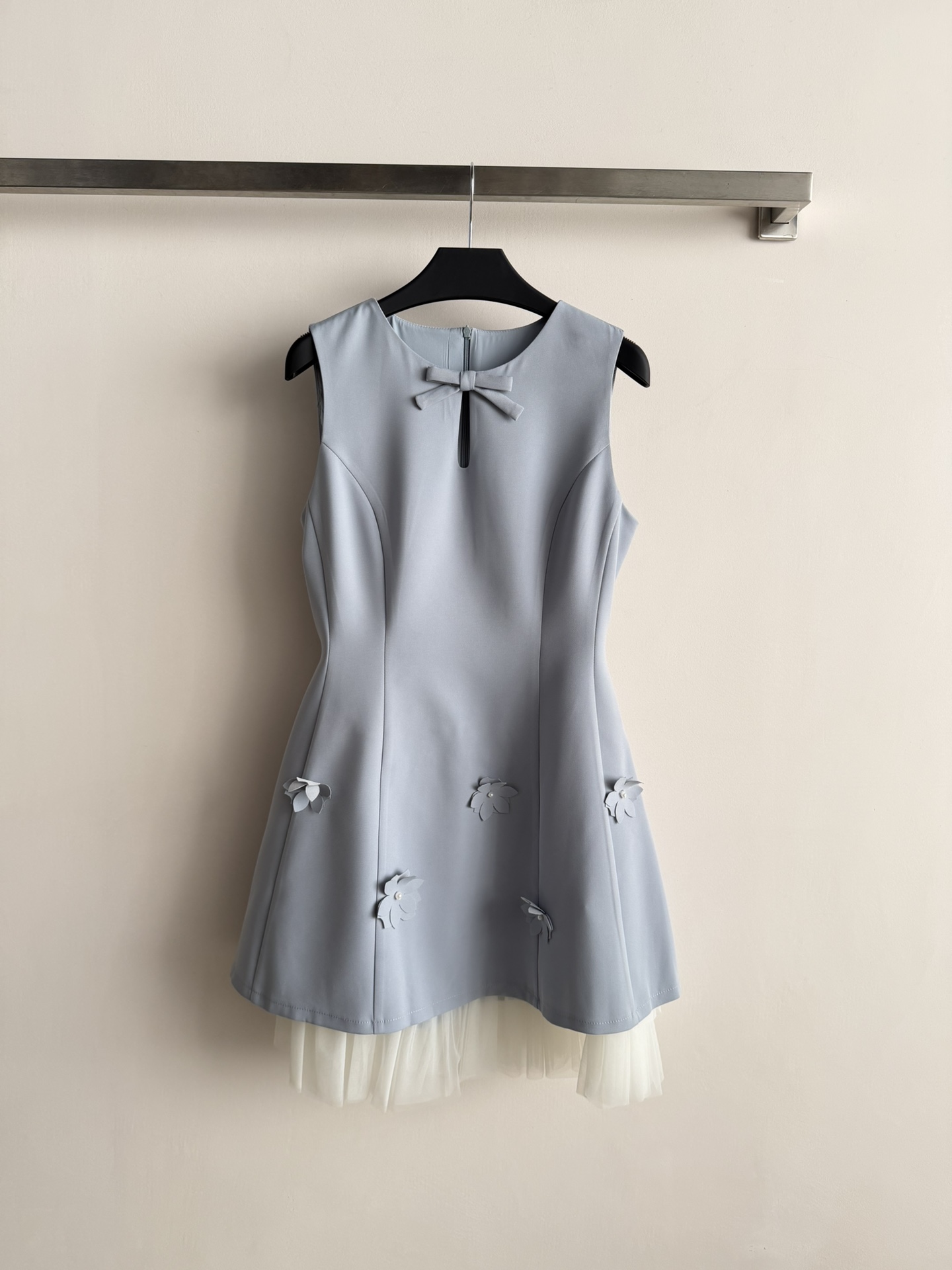 NO:715857,26SS new French bow sleeveless dress with bow neckline, elegant and sweet!  The skirt is decorated with three-dimensional flowers, full of details, and the fabric is very suitable for summer wear. The skirt is slightly fluffy and full of layers. It can be easily used for birthdays, engagements, and photos. It has a gentle temperament~ It is common in light luxury niche brands, and it is more advanced when paired with simple accessories. 3 colors SML,,skirts,1986090926SS新款法式蝴蝶结无袖连衣裙蝴蝶结领口,优雅又甜美！裙身立体花朵装饰,细节满分,面料超适合夏天穿.裙摆微蓬松,层次感十足,生日、订婚、写真都能轻松驾驭,温柔气质拿捏住啦~轻奢小众品牌常见,搭配简约配饰更显高级感针.3色SML,,skirts,,Women's clothing