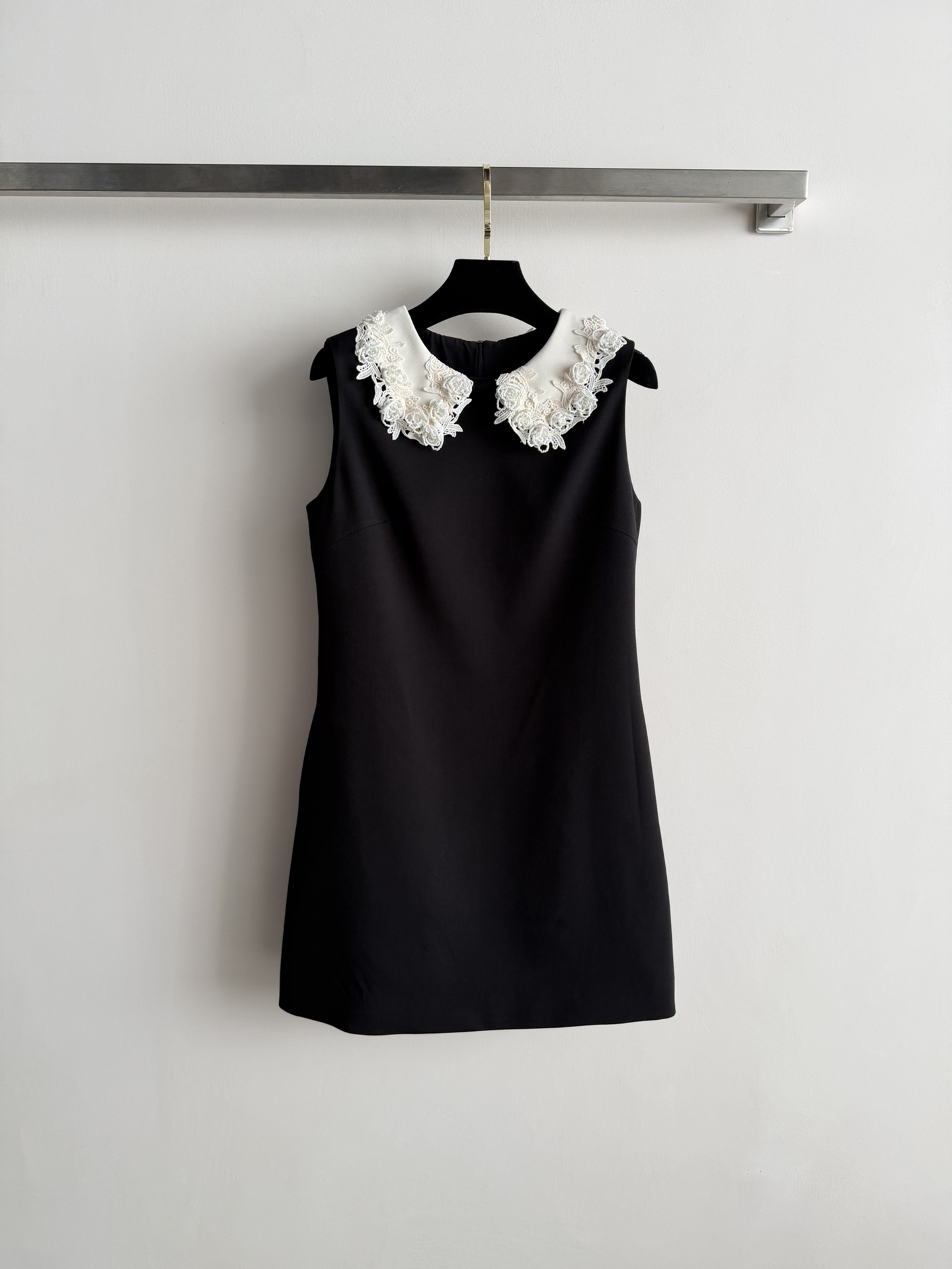 NO:715866,26SS new sleeveless dress with white lace doll collar, heavy beading, retro and sweet, full of elegance. Warm and comfortable, perfect for spring and summer! The skirt is simple, the lace collar details are exquisite, it can be easily worn on dates, afternoon tea, paired with high heels, sweet and ladylike, stunning! 3 colors SML, high heels, skirts,1986090926SS新款无袖连衣裙搭配白色蕾丝娃娃领,重工串珠复古又甜美,优雅气质满分.保暖又舒适,春夏穿超合适!裙身简约,蕾丝领细节精致约会,下午茶都能轻松驾驭,搭配高跟鞋甜美淑女,美极了!3色SML,,high heels,skirts,,Women's clothing