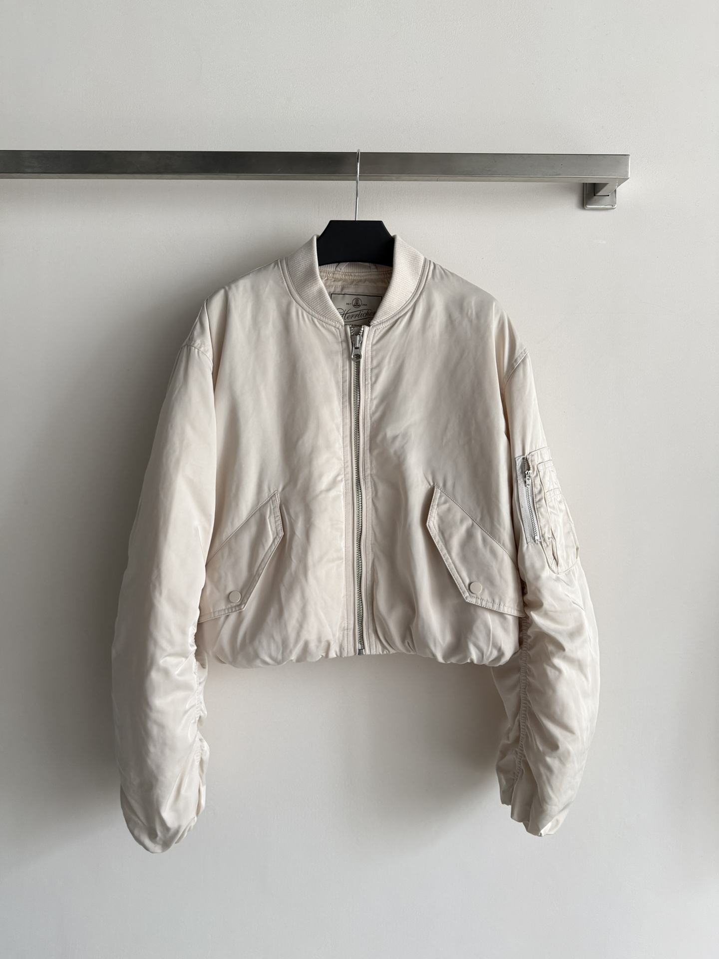 NO:717556,26 new short baseball jackets, made of light nylon or polyester fiber, perfect for spring and autumn! The short design optimizes the body proportions, with practical decoration on the cuffs and pockets, and the zipper opening and closing is super convenient. The pink color is soft and white, and the Korean style is simple. It can be easily controlled for daily commuting, dating, and leisure. Pair it with high-waisted pants or skirts to easily get a sweet and cool atmosphere! Two-color SML, skirts, jackets & coats,1986090926新款短款棒球服夹克,采用轻薄尼龙或聚酯纤维,春秋穿超合适!短款设计优化身材比例,袖口和口袋有实用装饰,拉链开合超方便.粉色温柔又显白,韩系简约风,日常通勤,约会,休闲都能轻松驾驭,搭配高腰裤或裙装,轻松get甜酷氛围感穿搭!两色SML,,skirts,jackets & coats,,Women's clothing