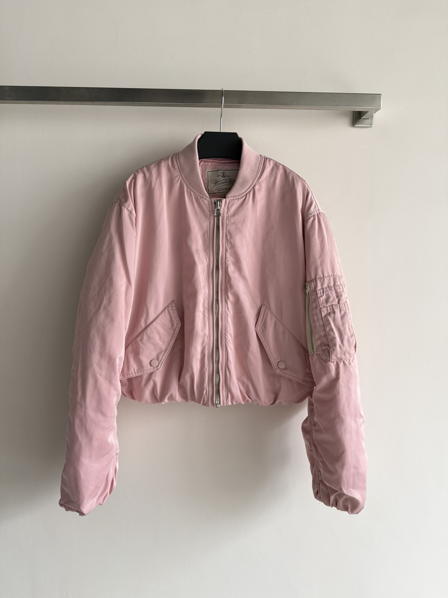 NO:716204,The new short baseball uniform jacket is made of light nylon or polyester fiber, perfect for spring and autumn! The short design optimizes body proportions, with practical decoration on the cuffs and pockets, and the zipper is super convenient to open and close. The pink color is soft and white, and the Korean style is simple. It can be easily used for daily commuting, dating, and leisure. Pair it with high-waisted pants or skirts to easily get a sweet and cool atmosphere! Two-color SML, skirts, jackets & coats,19860909新款短款棒球服夹克,采用轻薄尼龙或聚酯纤维,春秋穿超合适!短款设计优化身材比例,袖口和口袋有实用装饰,拉链开合超方便.粉色温柔又显白,韩系简约风,日常通勤,约会,休闲都能轻松驾驭,搭配高腰裤或裙装,轻松get甜酷氛围感穿搭!两色SML,,skirts,jackets & coats,,Women's clothing