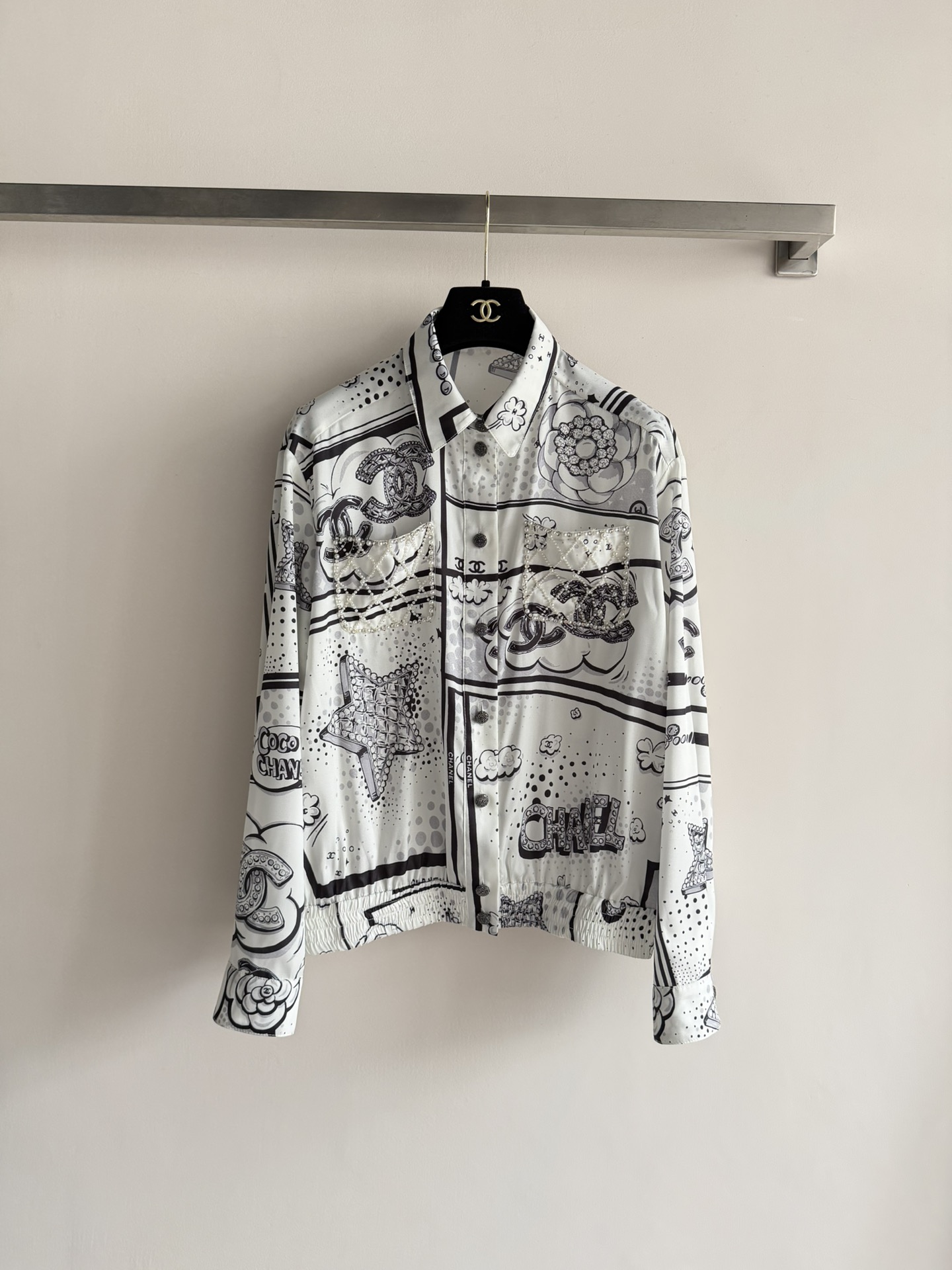 NO:716219,Chane26SS new printed shirt jacket, made of silk, feels smooth and shiny. Black and white comic style print, embellished with double C logo and flowers, full of design, highly recognizable, loose fit, great to wear alone or layered, easily create a lazy and high-end atmosphere. Paired with simple trousers or skirts, it is elegant and fashionable, can be easily worn in daily life or on vacation, it is one of Xiangjia's classic items!  SML,,chanel,chanel,skirts,jackets & coats,shirts,real silk,19860909Chane26SS新款印花衬衫外套,真丝材质,触感柔滑有光泽.黑白漫画风印花,点缀双C标志和花卉,设计感满满,辨识度超高,宽松版型,单穿或叠搭都很出彩,轻松打造慵懒高级氛围.搭配简约裤装或裙装,优雅又时髦,日常或度假都能轻松驾驭,是香家经典单品之一！SML,,chanel,chanel,skirts,jackets & coats,shirts,real silk,,Women's clothing