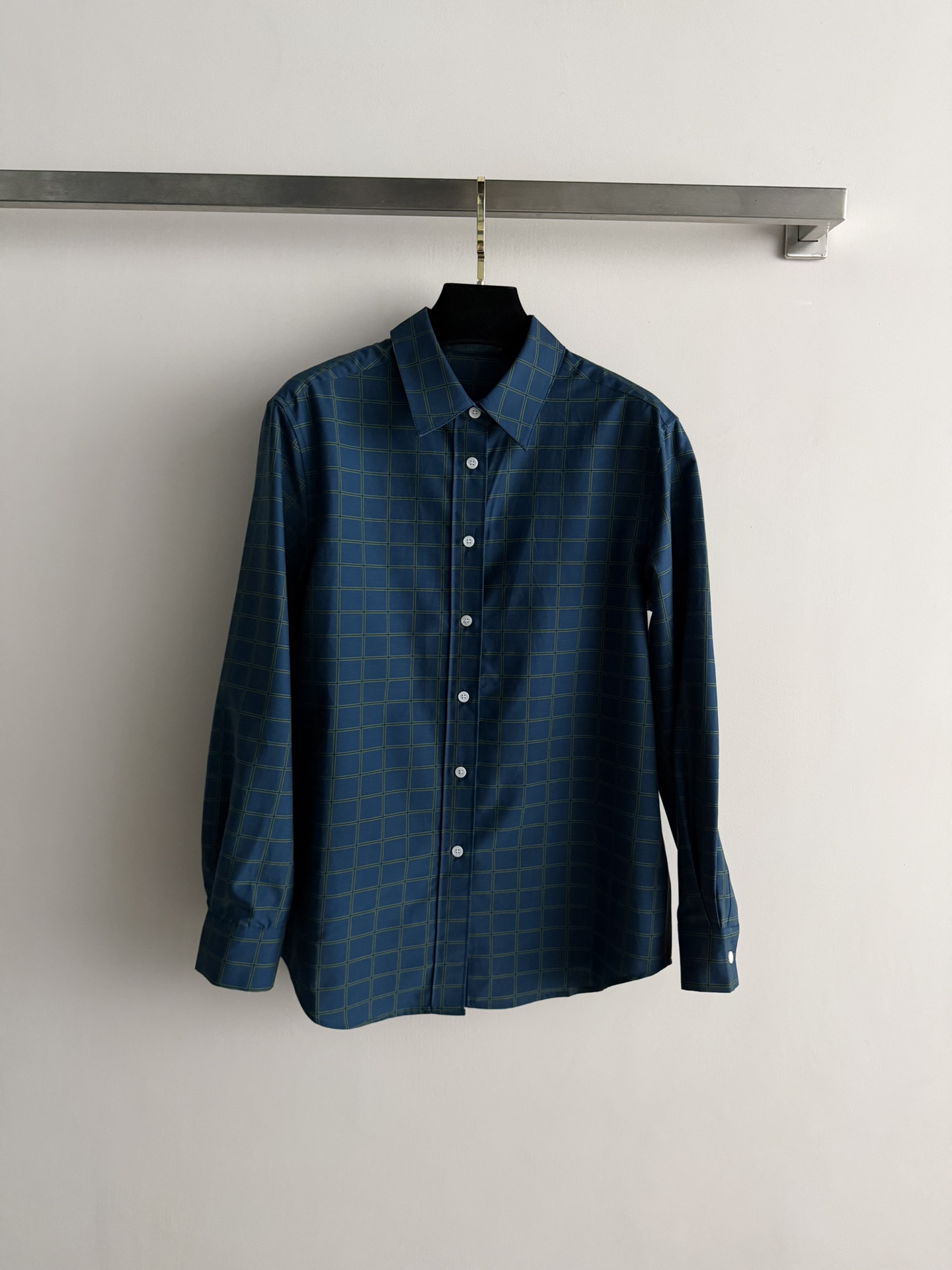 NO:716590,26SS new blue and green plaid shirt, dark blue and green intertwined, retro and fresh, the fabric is crisp and breathable, comfortable to wear, regular fit, can be worn with khaki pants for daily use, American retro style, black trousers are also very good in the workplace, the style is changeable, and can be easily used for business and leisure ●SML,, shirts,1986090926SS新款蓝绿格纹衬衫,深蓝与绿色交织,复古又清新,面料挺括透气,穿着舒适,常规版型,日常可搭卡其裤,美式复古风,职场配黑色西裤也很出彩,风格多变,商务休闲都能轻松驾驭●SML,,shirts,,Women's clothing