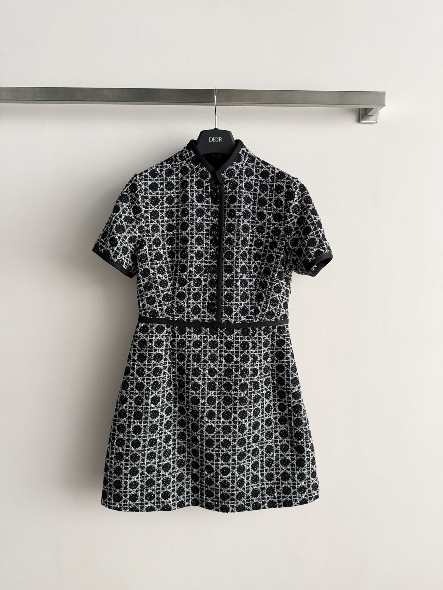 NO:716598,Dio*26SS new early spring series cannage pattern tweed dress, black and white interlaced tweed + leather binding, full of retro elegance. The stand-up collar and short-sleeved design is smart yet feminine, the slim A-line skirt shows off the body proportions, and is friendly to small people!  The cannage pattern is a classic element of Dior. The detailed buttons and placket are super exquisite. It can be easily used in the workplace and on dates. It has both high-end and practicality. SML,, dior, skirts, T-shirt,19860909Dio*26SS新款早春系列藤格纹粗花呢连衣裙,黑白交织粗花呢+皮质包边,复古优雅气质满分.立领短袖设计,干练又不失柔美,修身A字裙摆超显身材比例,小个子友好！藤格纹是Dior经典元素,细节纽扣和门襟超精致,职场、约会都能轻松驾驭,高级感与实用性兼具,SML,,dior,skirts,T-shirt,,Women's clothing