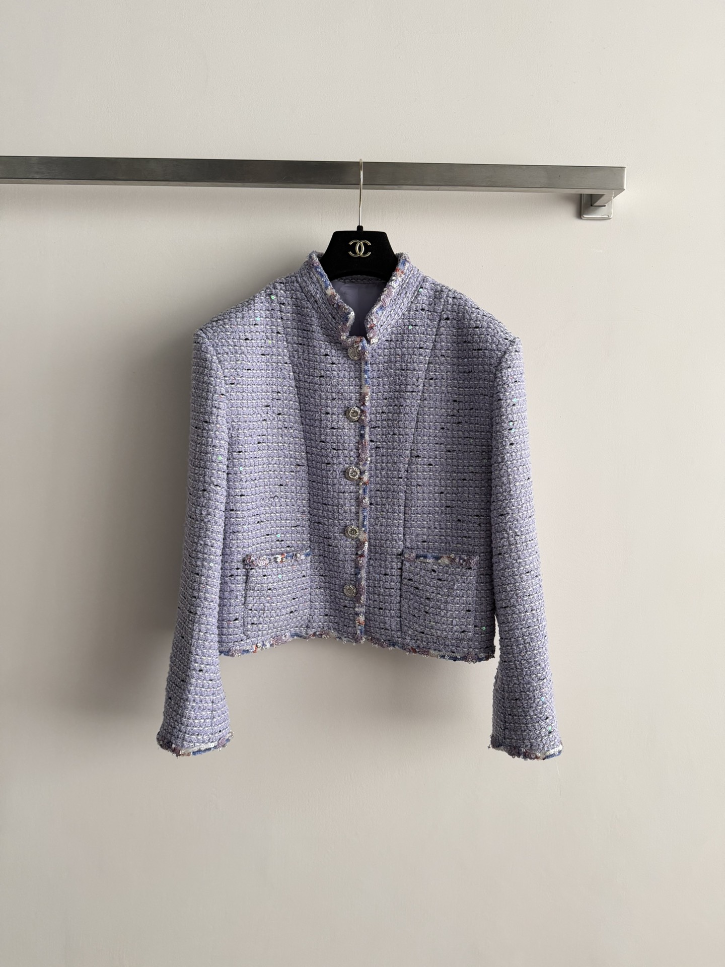 NO:716890,CHANE*26SS new tweed jacket is short and neatly cut. The silk lining is smooth and comfortable. The classic tweed material is woven into the looming sequins. The super absorbent clear stand-up collar design highlights the elegance. The single-row metal buckle edge is decorated with colorful sequins for luxury and nobility. It can be easily worn in daily or formal occasions. SML, chanel, jackets & coats, real silk,19860909CHANE*26SS新款粗话呢外套小短款剪裁干净利落 真丝里衬顺滑舒适经典粗话呢材质织入若隐若现的亮片超吸晴立领设计更凸显优雅气质 单排金属扣边缘彩色亮片装饰奢华贵气 ,日常或正式场合都能轻松驾驭SML,,chanel,jackets & coats,real silk,,Women's clothing