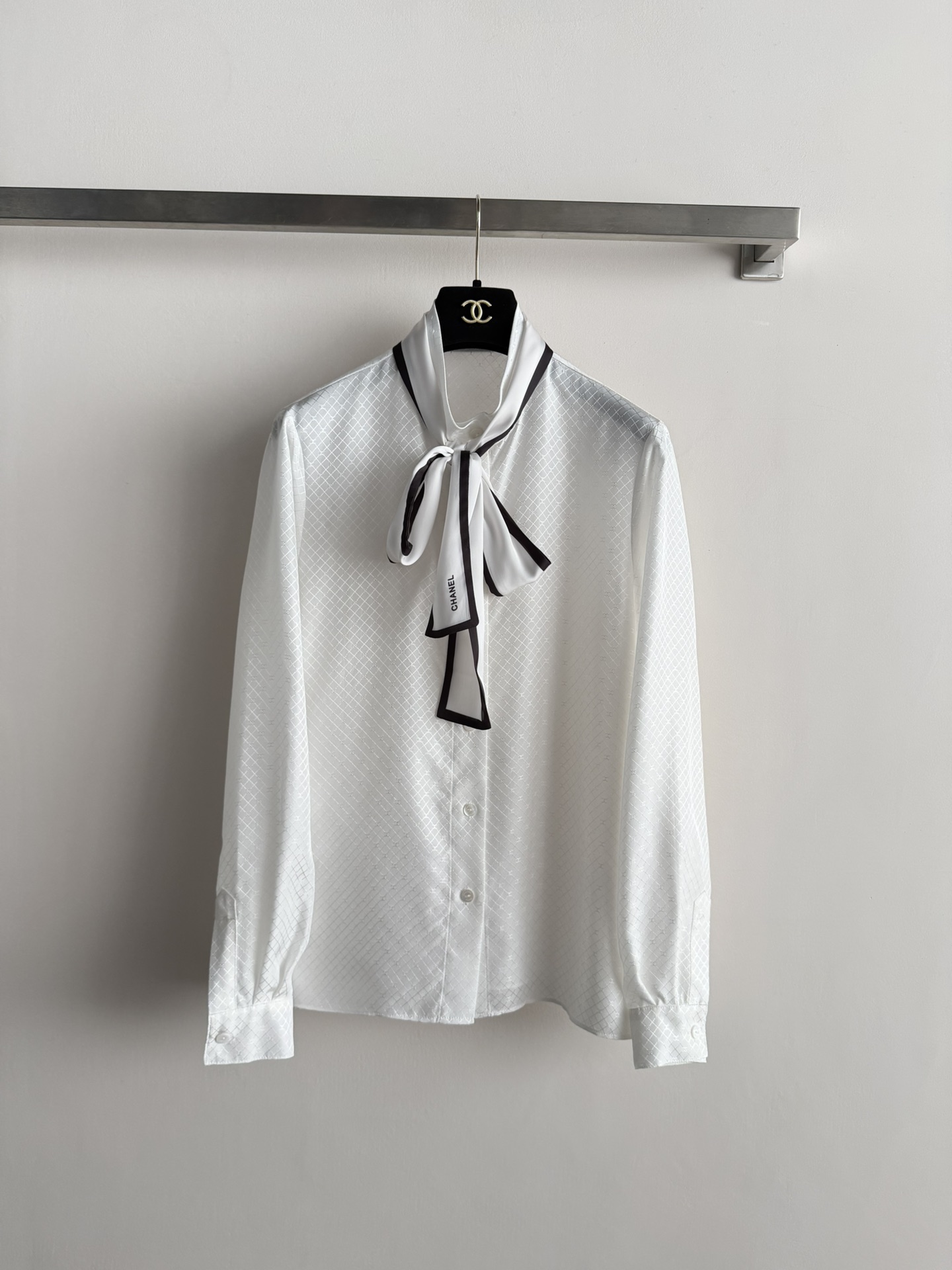 NO:716910,CHANE*26SS new jacquard silk shirt. The light silk fabric feels smooth and comfortable. The dark pattern jacquard on the body is high-end and luxurious. The regular version is equipped with ribbons. The shape can be freely adjusted to perfectly show the feminine power of women. It can be matched with exquisite light luxury fashion at any time. SML,,chanel,real silk,19860909CHANE*26SS新款提花真丝衬衣轻盈的真丝面料触感顺滑舒适衣身处的暗纹提花高级奢华常规的版型配上飘带 自由调节造型完美展现女性的柔美力量,随时搭配出精致的轻奢时尚感SML,,chanel,real silk,,Women's clothing