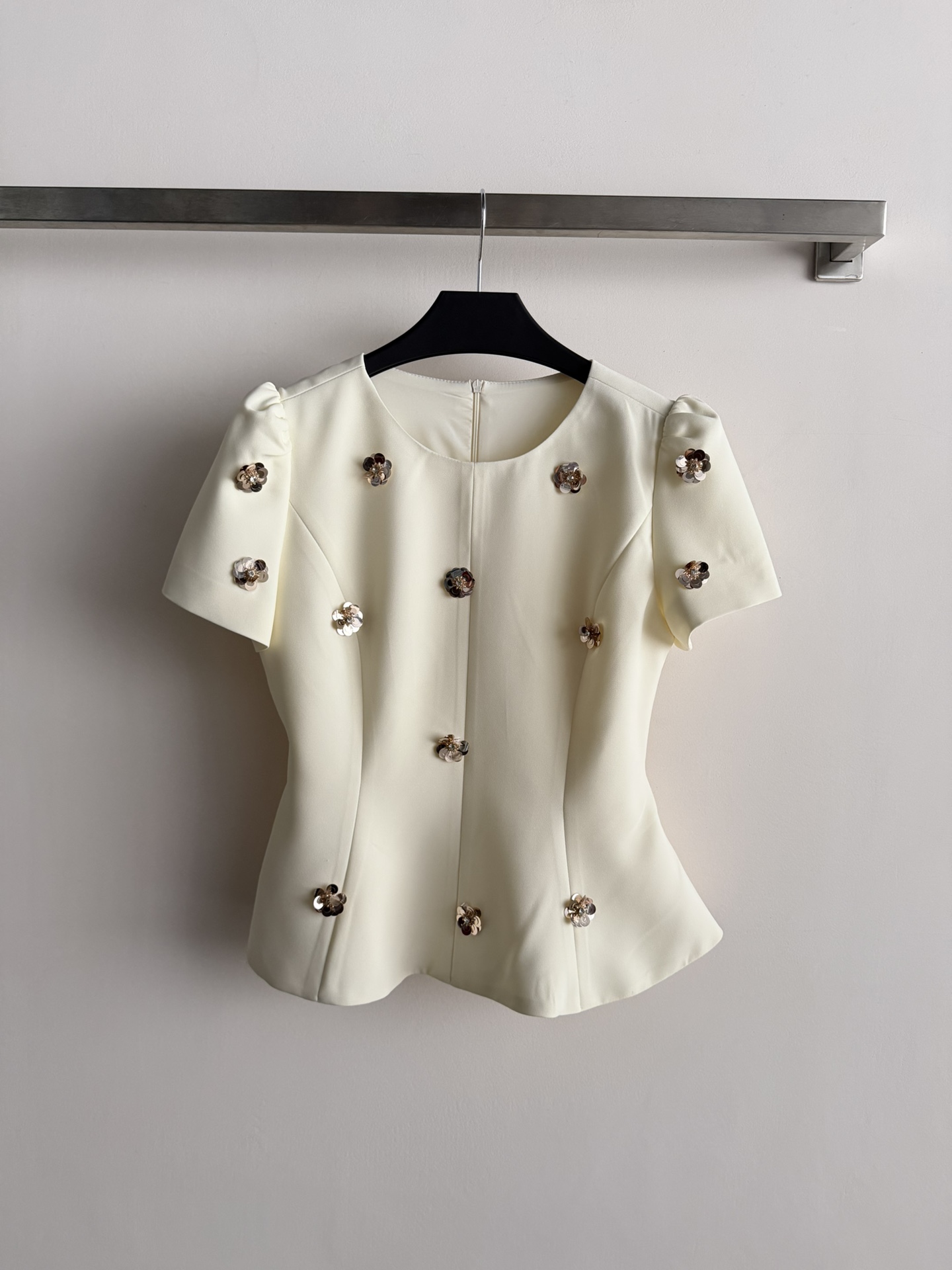 NO:716907,The new 26ss new sequin top adopts French waist puff sleeve design to easily highlight the body curve and is embellished with hand-sewn three-dimensional sequin flowers to break the monotony of solid colors and bring a retro romantic atmosphere!  Elegant and sophisticated, it is suitable for dates or formal occasions. Pair it with a high-waist gauze skirt or slim-fitting pants to easily get a French romantic atmosphere. SML-,,skirts,19860909新款26ss新款亮片上衣采用法式收腰泡泡袖设计 轻松凸显身形曲线手工缝制立体亮片花朵点缀 打破纯色单调感 自带复古浪漫氛围！优雅又精致 约会还是正式场合都很适合,搭配高腰纱裙或修身裤,轻松get法式浪漫氛围感SML-,,skirts,,Women's clothing