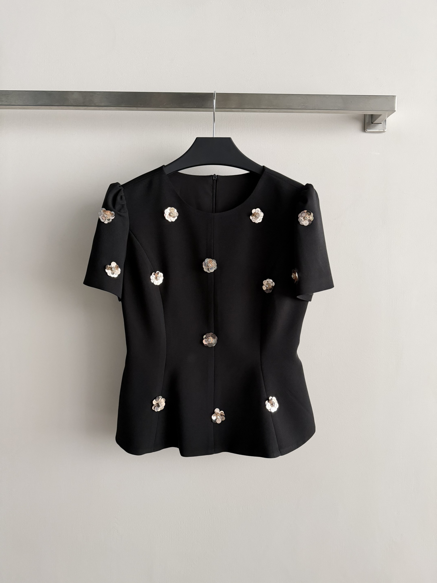 NO:716901,The new 26ss new sequin top adopts French waist puff sleeve design to easily highlight the body curve and is embellished with hand-sewn three-dimensional sequin flowers to break the monotony of solid colors and bring a retro romantic atmosphere!  Elegant and sophisticated, it is suitable for dates or formal occasions. Pair it with a high-waist gauze skirt or slim-fitting pants to easily get a French romantic atmosphere. SML-,,skirts,19860909新款26ss新款亮片上衣采用法式收腰泡泡袖设计 轻松凸显身形曲线手工缝制立体亮片花朵点缀 打破纯色单调感 自带复古浪漫氛围！优雅又精致 约会还是正式场合都很适合,搭配高腰纱裙或修身裤,轻松get法式浪漫氛围感SML-,,skirts,,Women's clothing