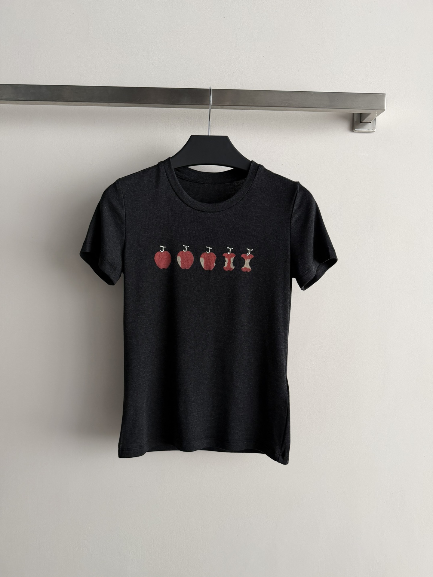 NO:717603,JORY* 26SS Zhao Lusi's same style T-beaded Apple short-sleeved T-shirt with small round neck and right shoulder design, optimized head-shoulder ratio!  Slim fit, fits the body curve, simple and neat, the interesting apple print on the chest is arranged with the whole fruit and the bitten pattern scattered, adding a lively and playful girly feel. The beading embellishment instantly elevates the whole T-shirt to a higher level. It is exquisite and fashionable, whether it is a daily outing or a date party, it can make you the focus of the crowd. SML, T-shirt, tees, t-shirt,19860909JORY* 26SS赵露思同款T钉珠苹果短袖T恤小圆领正肩设计 优化头肩比例！修身版型,贴合身材曲线 简约利落胸前的趣味苹果印花完整果实与被咬掉的图案错落排列,增添了几分活泼俏皮的少女感钉珠的点缀更是让整件T恤瞬间提升了一个档次,精致又不失时尚感无论是日常出街还是约会聚会,都能让你成为人群中的焦点SML,,T-shirt,tees，t-shirt,,Women's clothing
