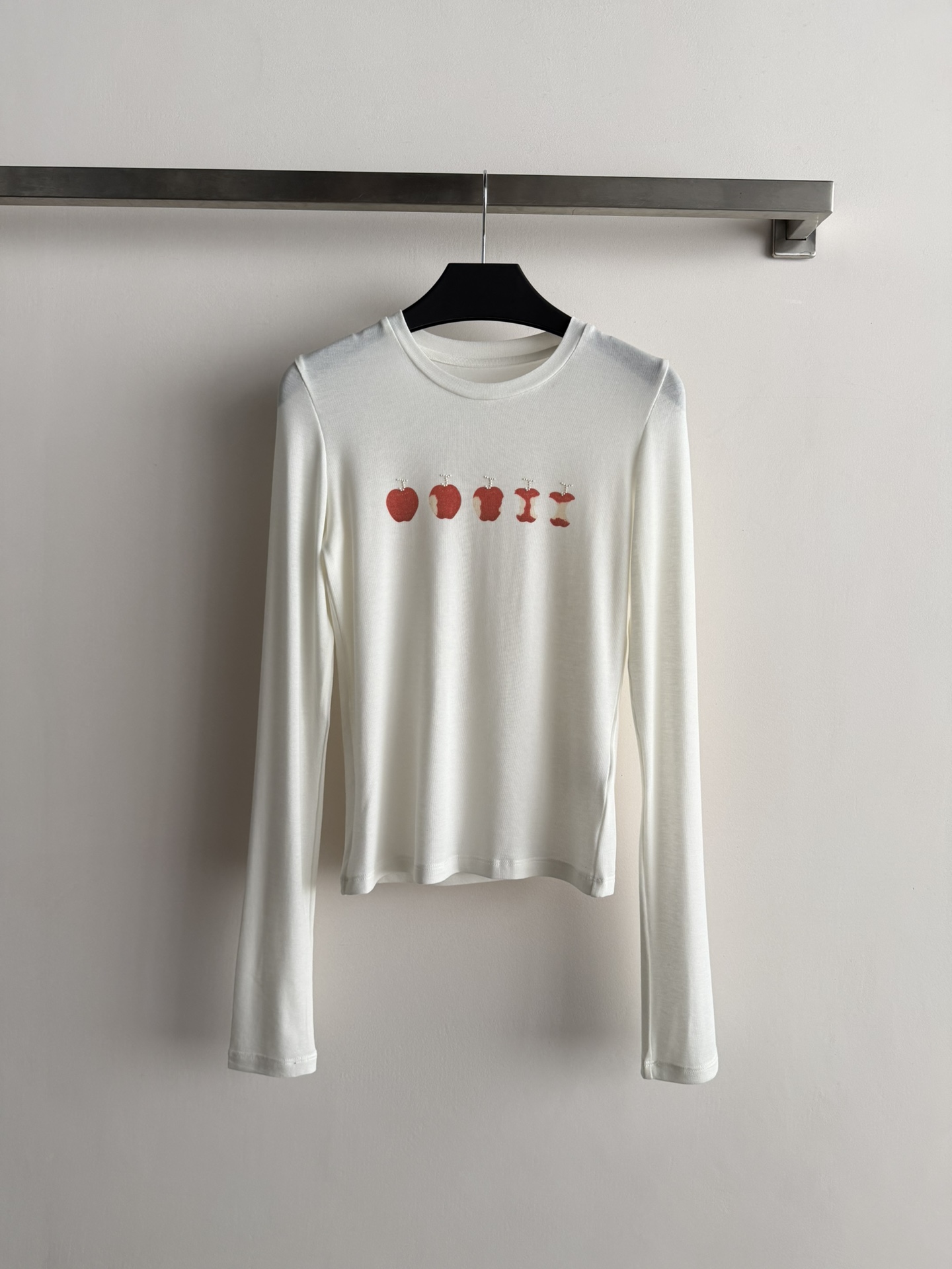 NO:716879,JORY* 26SS Zhao Lusi's same style T-beaded Apple long-sleeved T-shirt with small round neck and right shoulder design, optimized head-shoulder ratio!  Slim fit, fits the body curve, simple and neat, the interesting apple print on the chest is arranged randomly with the bitten pattern, adding a lively and playful girlish feel. The beading embellishment instantly elevates the whole T-shirt to a higher level. It is exquisite and fashionable, whether it is a daily outing or a date party, it can make you the focus of the crowd. SML, tees, t-shirt,19860909JORY* 26SS赵露思同款T钉珠苹果长袖T恤小圆领正肩设计 优化头肩比例！修身版型,贴合身材曲线 简约利落胸前的趣味苹果印花完整果实与被咬掉的图案错落排列,增添了几分活泼俏皮的少女感钉珠的点缀更是让整件T恤瞬间提升了一个档次,精致又不失时尚感无论是日常出街还是约会聚会,都能让你成为人群中的焦点SML,,tees，t-shirt,,Women's clothing