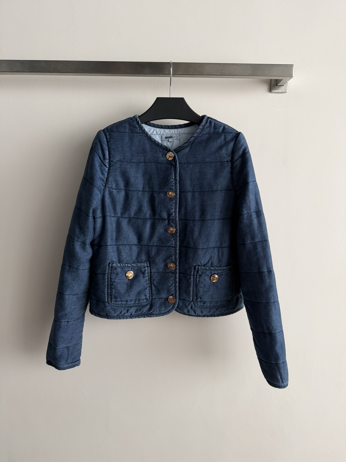 NO:717629,The new 26SS quilted cotton jacket, dark blue washed denim fabric + quilting technology, full of layers, very suitable for autumn and winter wear, round neck collarless design, embellished with metal buttons, full of simple retro style. Short cut, easy to control for commuting and leisure, high-waisted pants or skirts to show your body proportions. Practical and fashionable, it is a versatile artifact for autumn and winter! SML-,,skirts,jackets & coats,19860909新款26SS绗缝棉服外套,深蓝色水洗牛仔面料+绗缝工艺,层次感满满秋冬穿超合适圆领无领设计,金属纽扣点缀,简约复古风满满.短款剪裁,通勤休闲都能轻松驾驭,搭高腰裤或裙装超显身材比例.实用又时髦,是秋冬百搭神器!SML-,,skirts,jackets & coats,,Women's clothing