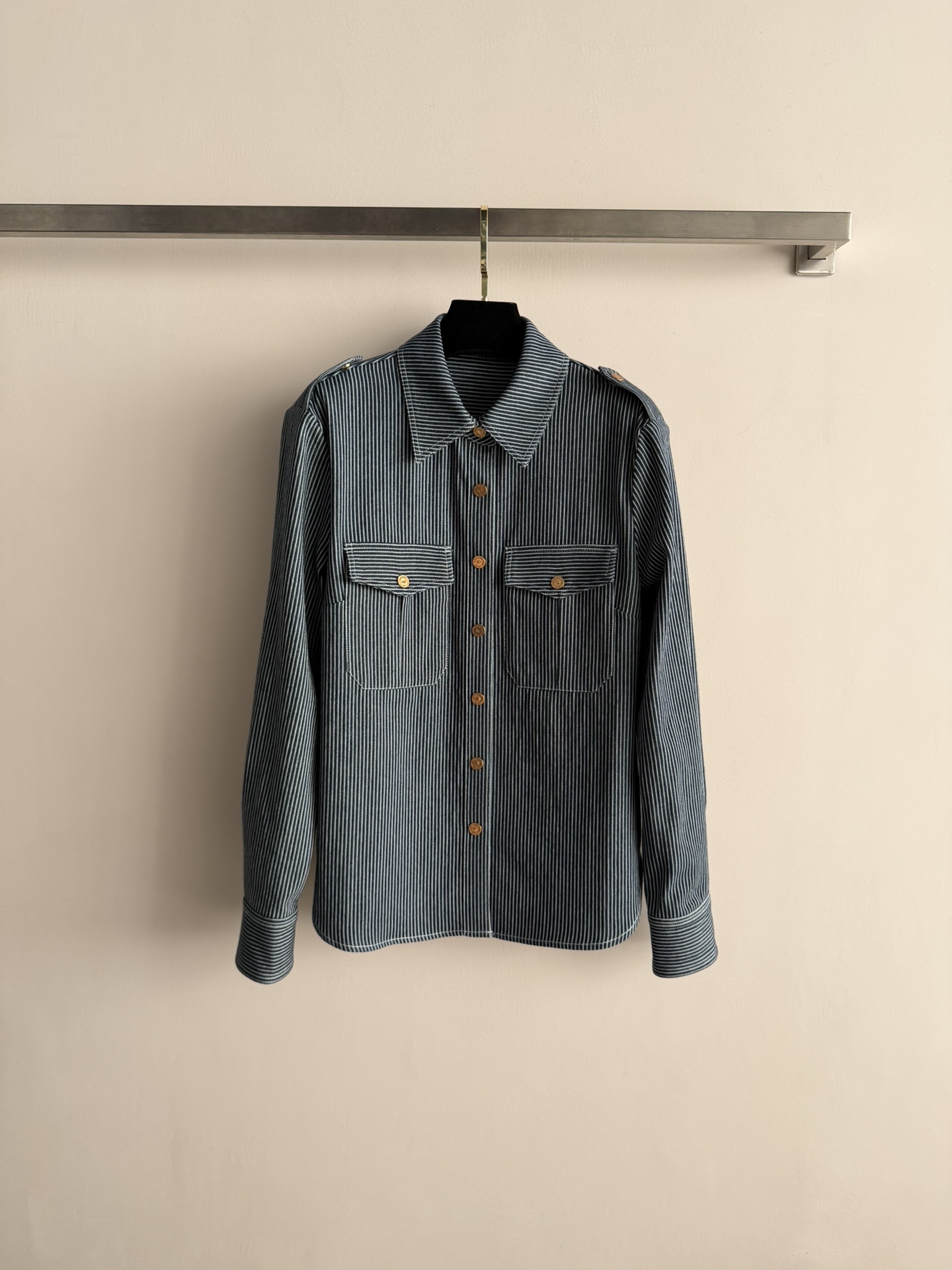 NO:717229,Zimmerman*26SS new striped shirt is dark blue with white vertical stripes. The color is calm and the retro classic lapel style is clean and tidy. The double pockets on the chest are both decorative and practical. The decorative epaulette elements on the shoulders are super stylish for daily outings. It can be worn with a series of jeans for commuting. The retro trend is easy to achieve SML-,,jeans,shirts,19860909Zimmerman*26SS新款条纹衬衫以深蓝色搭配白色竖条纹 色调沉稳且复古经典翻领版型干净利落 胸前双工装口袋兼具装饰与实用性 肩部有有装饰性肩章元素超有型日常出街 通勤都能搭配系列牛仔裤 复古潮流感轻松拿捏SML-,,jeans,shirts,,Women's clothing