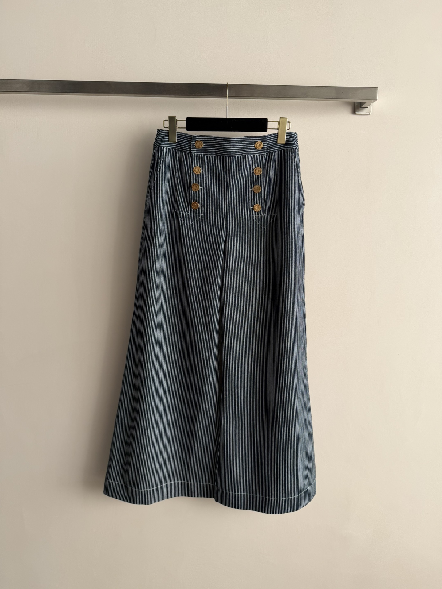 NO:717235,Zimmerman*26SS new wide-leg pants are in dark blue with white vertical stripes. The color is calm and retro with a high-waisted wide-leg version. It perfectly modifies the leg shape and has a relaxed and lazy feeling. The double-breasted decorative design has a light and luxurious feel for daily outings. It can be matched with a series of shirts for commuting. The retro trendy feel can be easily grasped SML-,,19860909Zimmerman*26SS新款条阔腿裤以深蓝色搭配白色竖条纹 色调沉稳且复古高腰阔腿版型 完美修饰腿型 自带松弛慵懒感 双排扣装饰设计轻奢感拉满日常出街 通勤都能搭配系列衬衣 复古潮流感轻松拿捏SML-,,,Women's clothing