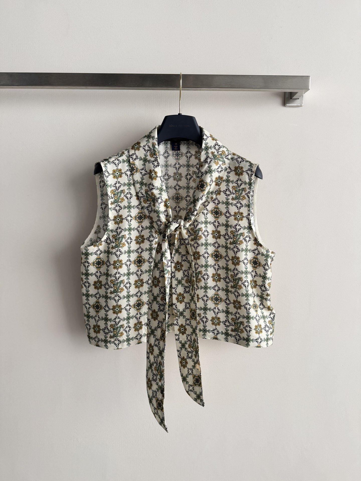 NO:717226,Louis Vuitto*26SS new streamer printed vest made of silk material is smooth and comfortable to the touch. The off-white background color and the retro floral French atmosphere are full of it!  The short cut is decorated with ribbons. When tied with a bow, it drapes naturally and is super beautiful. It is easy to wear in daily life or on vacation. It is comfortable and fashionable to switch styles at any time~SML-,,louis vuitton,real silk,19860909Louis Vuitto*26SS新款飘带印花背心真丝材质触感顺滑舒适 米白底色配上复古小碎花法式氛围感满满！小短款的剪裁加飘带装饰 系上蝴蝶结自然垂坠超美 ,日常或度假轻松驾驭 随时切换风格舒适又时髦～SML-,,louis vuitton,real silk,,Women's clothing