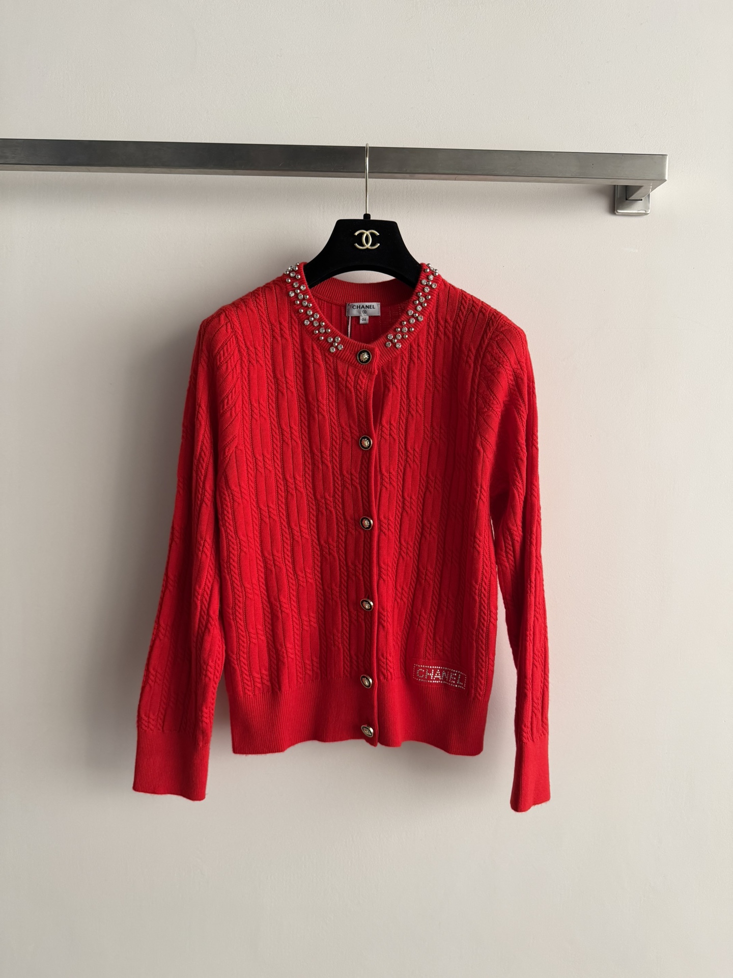 NO:717628,CHANE*26SS new cardigan adopts cable knitting technology. The neckline is decorated with bright diamonds and the hem is decorated with diamond letters, which symbolizes brand recognition and fashion sense!  Wear alone or layered to create a sophisticated and elegant look SML,,chanel,19860909CHANE*26SS新款开衫采用绞花编织工艺 领口处亮钻装饰衣摆处烫钻字母 章显品牌辨识度与时尚感！单穿或叠搭都能穿出精致的优雅SML,,chanel,,Women's clothing