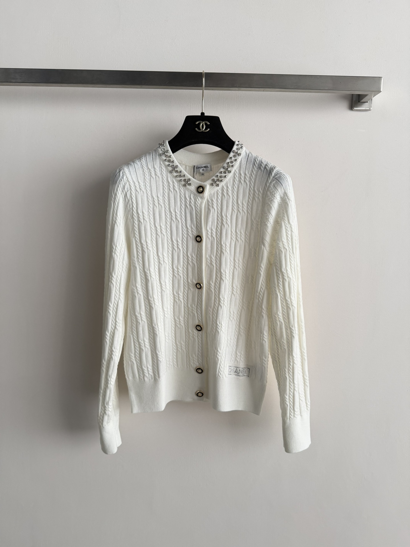 NO:717250,CHANE*26SS new cardigan adopts cable knitting technology. The neckline is decorated with bright diamonds and the hem is decorated with diamond letters, which symbolizes brand recognition and fashion sense!  Wear alone or layered to create a sophisticated and elegant look SML-,,chanel,19860909CHANE*26SS新款开衫采用绞花编织工艺 领口处亮钻装饰衣摆处烫钻字母 章显品牌辨识度与时尚感！单穿或叠搭都能穿出精致的优雅SML-,,chanel,,Women's clothing