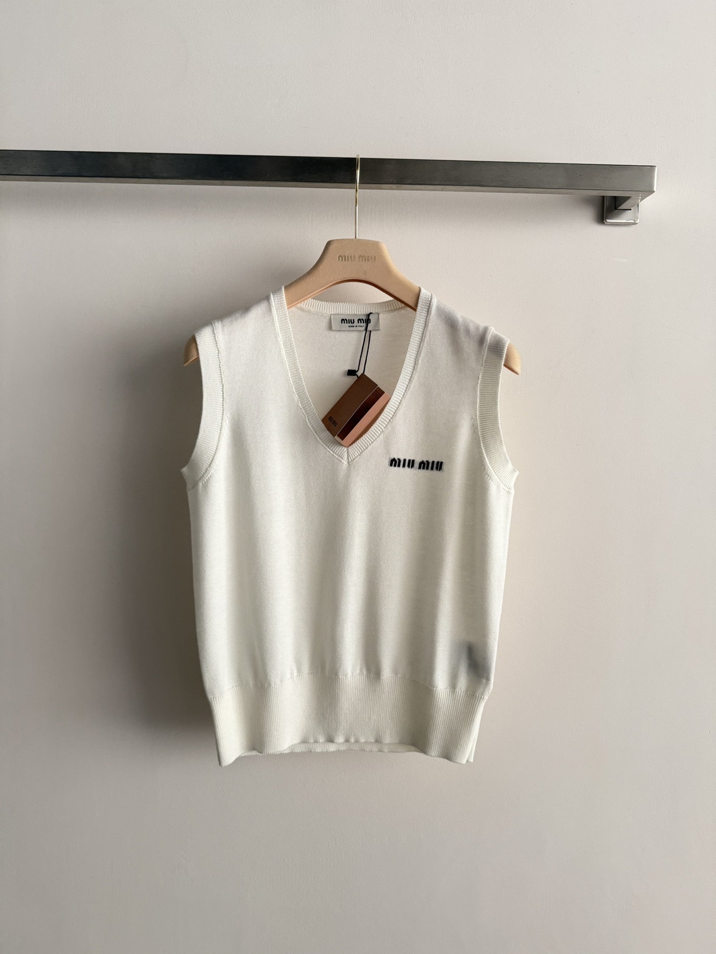 NO:717259,MiuMi*26SS new V-neck knitted vest fabric feels soft and breathable, with perfect comfort. The close-fitting V-neck design exposes collarbones and makes you slim. Classic letter embroidery embellishments on the chest, versatile for daily commuting. SML-,,miumiu,19860909MiuMi*26SS新款V领针织背心面料手感柔软透气,舒适度满分 贴身版型V领设计露锁骨显瘦 胸前经典字母刺绣点缀,日常通勤百搭SML-,,miumiu,,Women's clothing