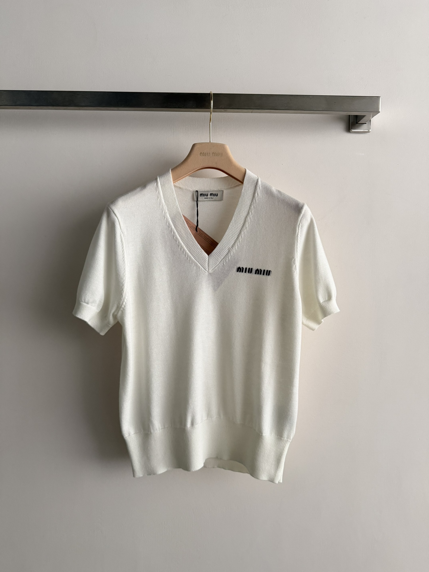 NO:717251,MiuMi*26SS new V-neck sweater. It is cut in a right-shoulder fit. The fabric feels soft and breathable, and the comfort is perfect. The V-neck design exposes the collarbone and makes you slim. Classic letter embroidery embellishment on the chest. Versatile for daily commuting. SML-,,miumiu,19860909MiuMi*26SS新款V领针织衫 正肩合身版型剪裁,面料手感柔软透气,舒适度满分 V领设计露锁骨显瘦 胸前经典字母刺绣点缀,日常通勤百搭SML-,,miumiu,,Women's clothing