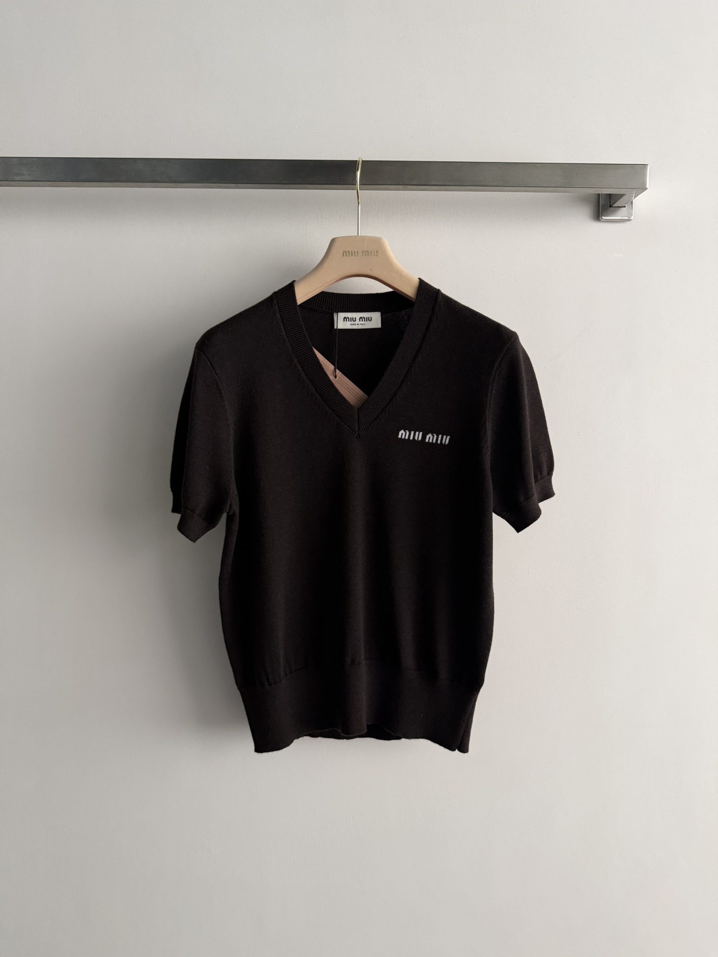 NO:717253,MiuMi*26SS new V-neck sweater is cut in a right-shoulder fit. The fabric feels soft and breathable, with perfect comfort. The V-neck design exposes collarbones and makes you look slimmer. The classic letter embroidery embellishments on the chest makes it versatile for daily commuting. SML,,miumiu,19860909MiuMi*26SS新款V领针织衫正肩合身版型剪裁,面料手感柔软透气,舒适度满分 V领设计露锁骨显瘦 胸前经典字母刺绣点缀,日常通勤百搭SML,,miumiu,,Women's clothing