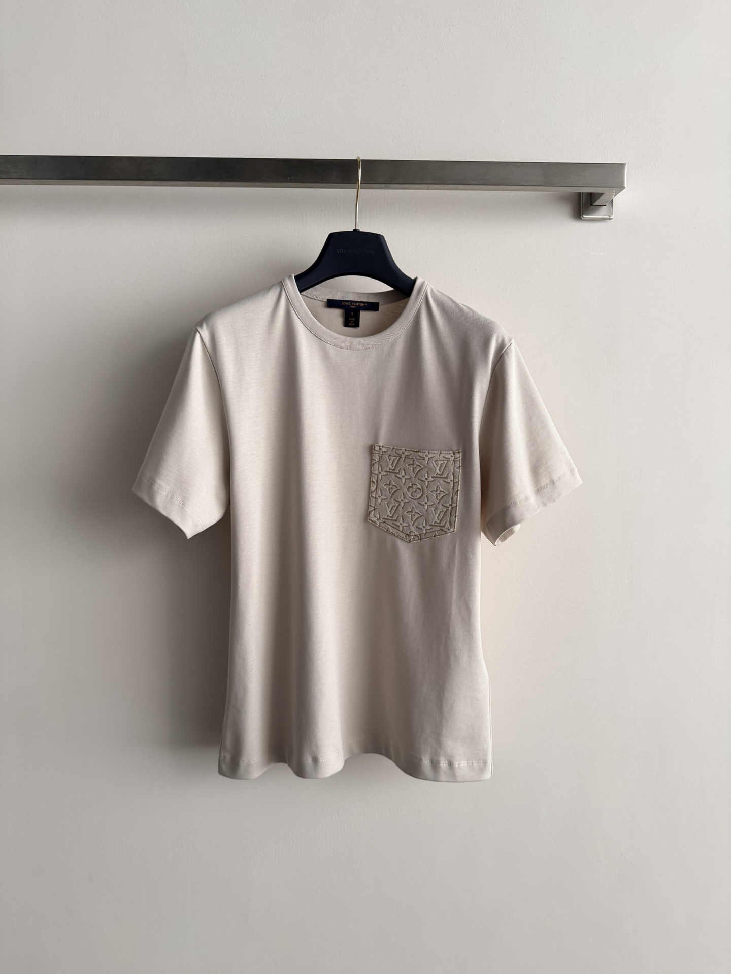 NO:729395,Louis Vuitto*26SS new T-shirt is made of high-count cotton fabric, soft and stiff. The chest pocket is cleverly integrated with the iconic presbyopia. Exquisite craftsmanship allows the classic logo to bloom in a low-key manner. It is not too ostentatious and can easily enhance the overall texture. The classic regular version is versatile and not picky. It goes well with jeans and skirts every day. SML-,, louis vuitton, skirts, jeans, tees, t-shirt,19860909Louis Vuitto*26SS新款T恤采用高支棉面料柔软又挺括胸前口袋巧妙融入标志性的老花 精致工艺让经典标识低调绽放 既不会过于张扬 又能轻松提升整体质感经典常规版型百搭不挑人,日常搭配牛仔裤和半裙都很 SML-,,louis vuitton,skirts,jeans,tees，t-shirt,,Women's clothing