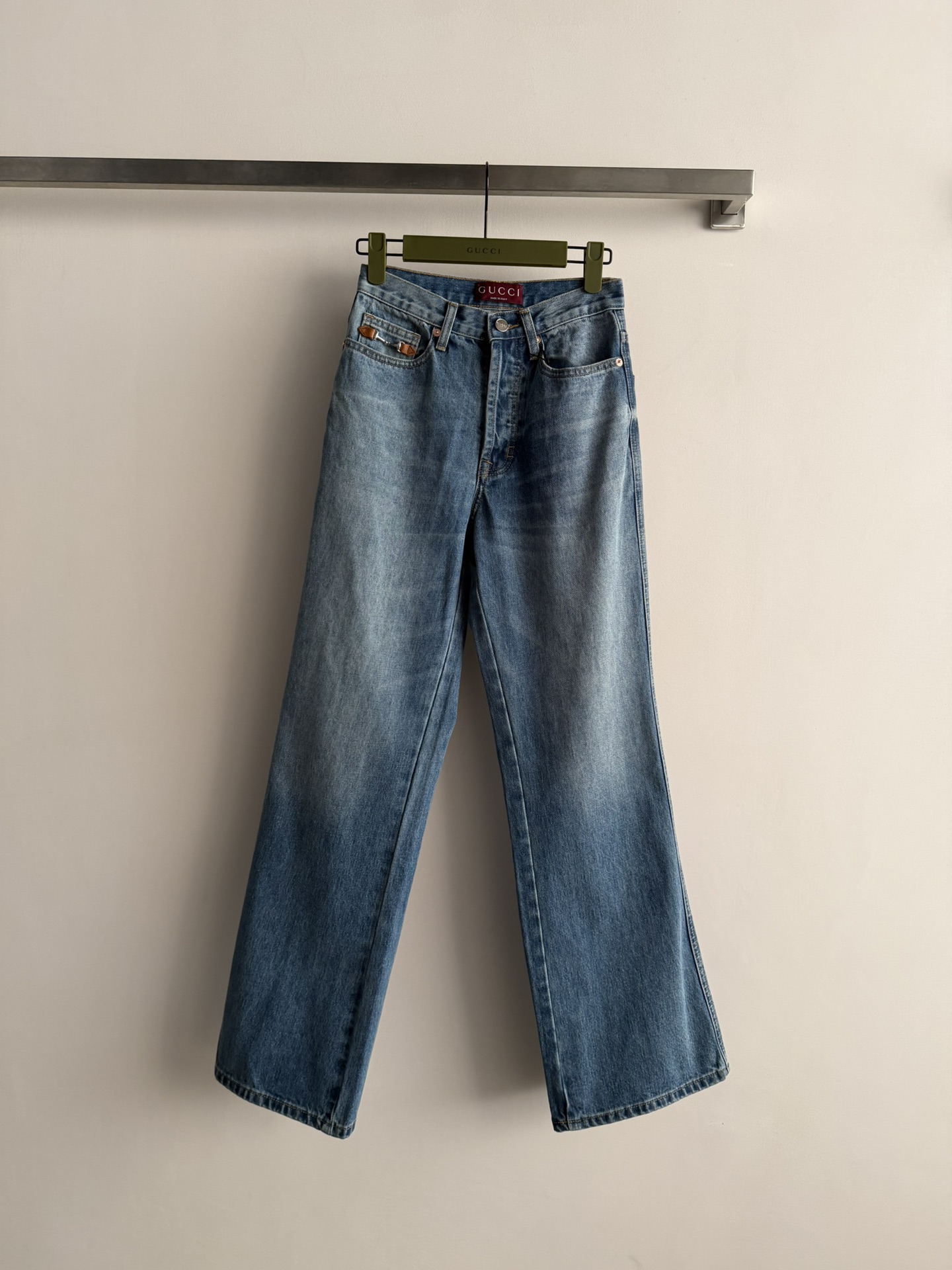 NO:729425,GUCC*'s new saddle button straight jeans are made of light blue washed denim fabric, with a retro distressed texture and a super atmosphere. The high-waisted straight version is flattering to the legs and comfortable, and can be easily used for daily commuting and leisure. The saddle button design of the pocket bag, and the brand leather logo on the back is highly recognizable, and it looks great with any T-shirt, shirt or sweater, and you can easily get a fashionable look SML-,, gucci, jeans, shirts, tees, t-shirt,19860909GUCC*新款马鞍扣直筒牛仔裤浅蓝水洗丹宁面料,复古做旧质感超有氛围感.高腰直筒版型,修饰腿型又舒适,日常通勤、休闲都能轻松驾驭.口袋袋马鞍扣设计,后面品牌皮标辨识度满分随便搭T恤、衬衫或针织衫都很出彩,轻松get时髦造型SML-,,gucci,jeans,shirts,tees，t-shirt,,Women's clothing