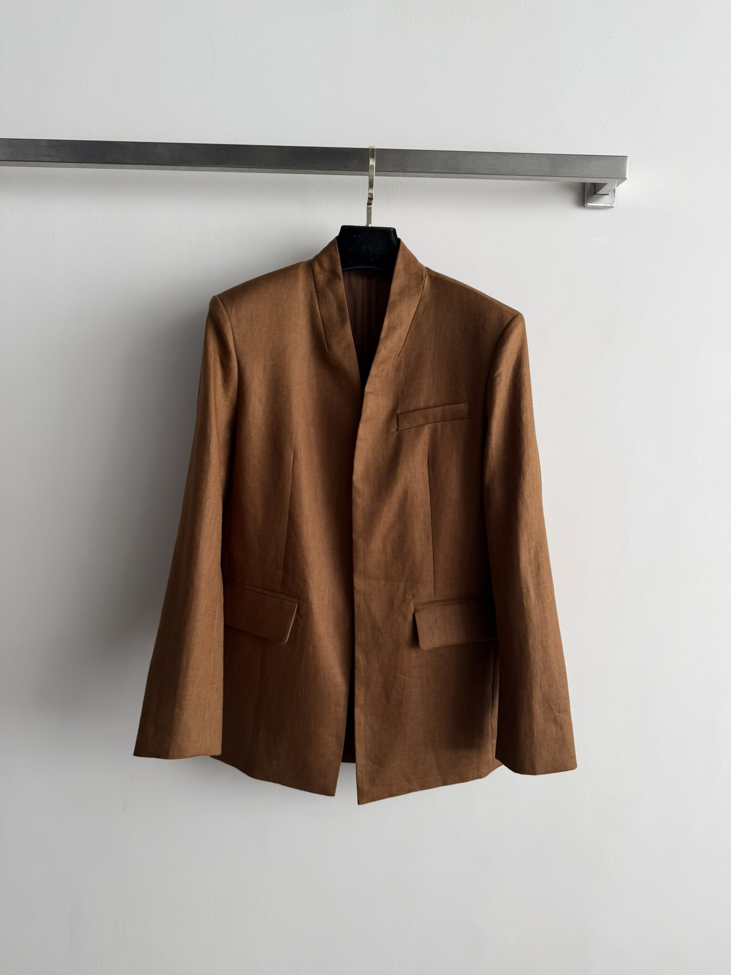 NO:729437,Brounello Cucinelli*26SS new suit jacket is made of high-quality linen, breathable and comfortable, V-neck buttonless placket design, simple and retro-feeling!  The caramel color is low-key and versatile, and can be easily worn for commuting and leisure. SML, jackets & coats, business suits,19860909Brounello Cucinelli*26SS新款西装外套采用高品质亚麻 透气又舒适 V领无纽扣开襟设计 简约又有复古感！焦糖色低调百搭 通勤休闲都能轻松驾驭SML,,jackets & coats,business suit,,Women's clothing