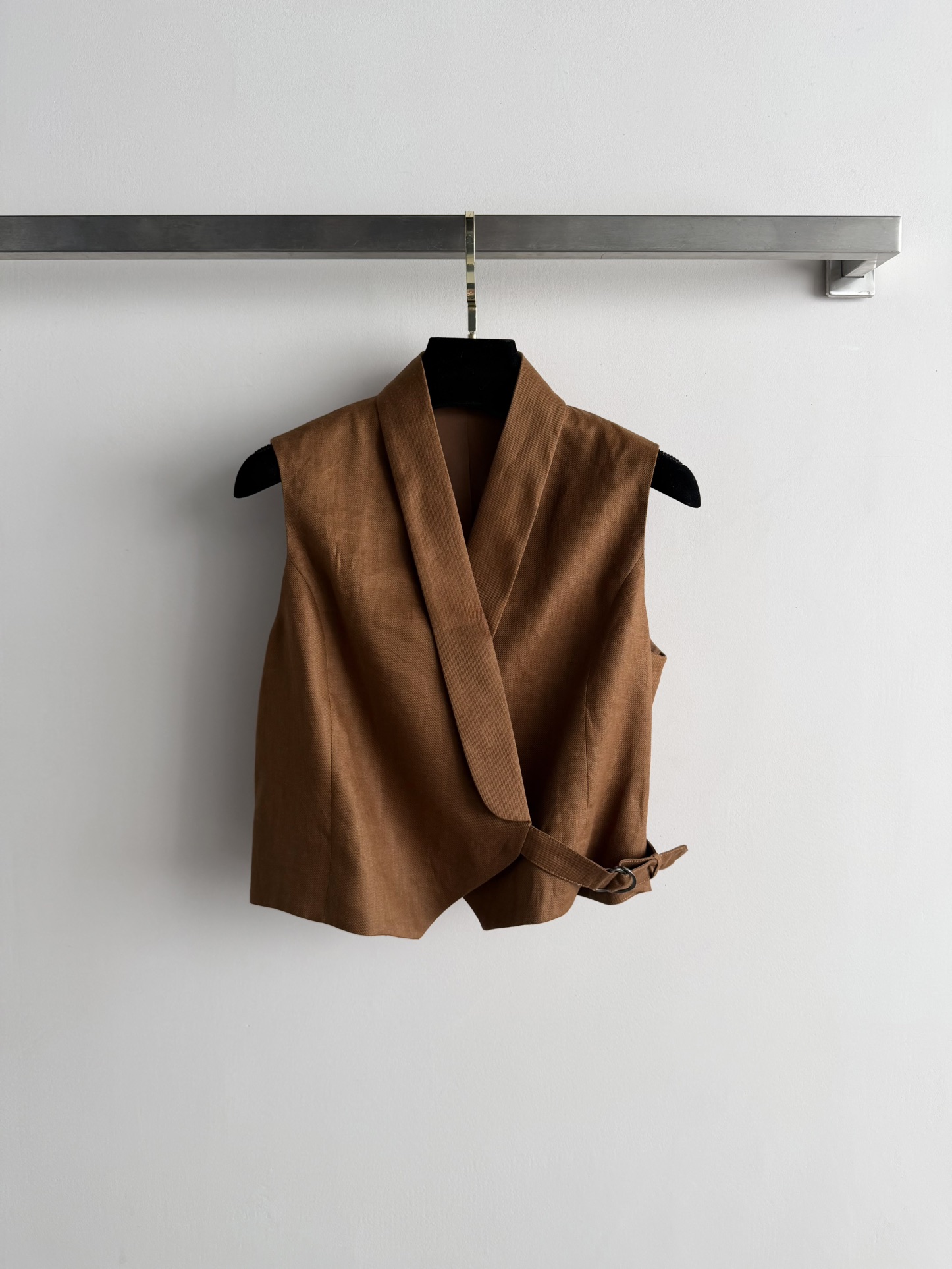 NO:729451,Brounello Cucinelli*26SS new vest jacket is made of high-quality linen, breathable and comfortable!  The sleeveless cross strap design is clean, simple and has a retro feel!  The caramel color is low-key and versatile. It can be paired with a shirt or a sweater to create an elegant and layered look. It can be worn for both commuting and leisure. SML-,,jackets & coats,shirts,19860909Brounello Cucinelli*26SS新款马甲外套采用高品质亚麻 透气又舒适！无袖交叉绑带设计 干净利落 简约又有复古感！焦糖色低调百搭 搭衬衫或针织衫都能打造优雅层次感 通勤休闲都能驾驭SML-,,jackets & coats,shirts,,Women's clothing