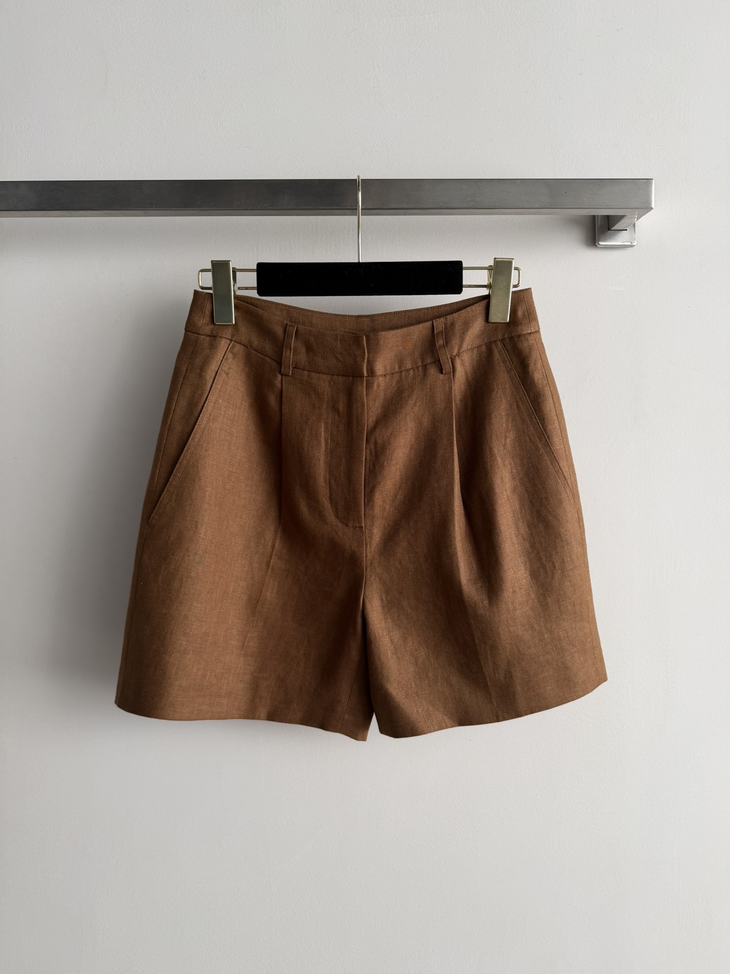 NO:729469,Brounello Cucinelli*26SS new shorts are made of high-quality linen, breathable and comfortable!  Mid-high waist A version. The upper body is slimming and can modify the shape of the legs. The caramel color is low-key and versatile. Pair it with tops from the same series to create an elegant layering. Easily switch between multiple styles. SML,,shorts,19860909Brounello Cucinelli*26SS新款短裤采用高品质亚麻 透气又舒适！中高腰A版型 上身显瘦又能修饰腿型焦糖色低调百搭 搭同系列上衣打造优雅层次感 轻松切换多种风格SML,,shorts,,Women's clothing