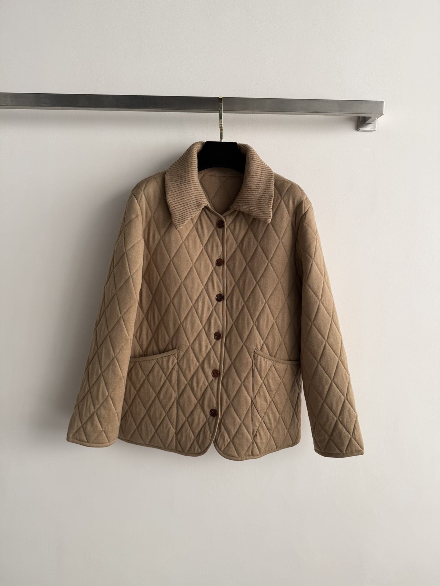 NO:730258,The new 26SS cotton jacket is made of wool with a ribbed collar, which is retro and high-end. It has a mid-length rhombus quilting design and is filled with cotton to keep warm!  Practical and fashionable, you can easily create French lazy British style no matter what you wear it with SML-,,jackets & coats,19860909新款26SS棉服外套采用羊毛材质拼接罗纹领复古又高级 中长版型菱格绗缝设计填充棉保暖好！实用又时髦,无论搭啥都能轻松打造法式慵懒英伦风SML-,,jackets & coats,,Women's clothing