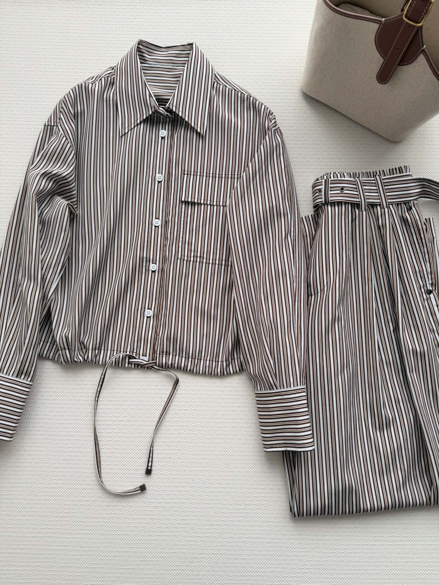 NO:720096,Brunello Cucinell*26SS new early spring series striped pants, made of high-quality 80% cotton and 20% silk fabric, soft and breathable, super comfortable to wear!  The vertical stripes are simple and exquisite, and the elastic waist straight version is more neat. It looks great with shirts and T-shirts and can be easily used for commuting and leisure. It is a high-end item that is both practical and fashionable!  SML,women's clothing,brunello cucinelli,shirts,tees,t-shirt,real silk,19860909Brunello Cucinell*26SS新款早春系列条纹裤子,采用高品质80棉质20真丝面料,柔软透气,穿着超舒适！竖条纹简约又精致,松紧腰直筒版型更显利落,搭配衬衫T恤都很出彩通勤休闲都能轻松驾驭,是实用与时尚兼具的高端单品！SML,女装,brunello cucinelli,shirts,tees，t-shirt,real silk,,Women's clothing