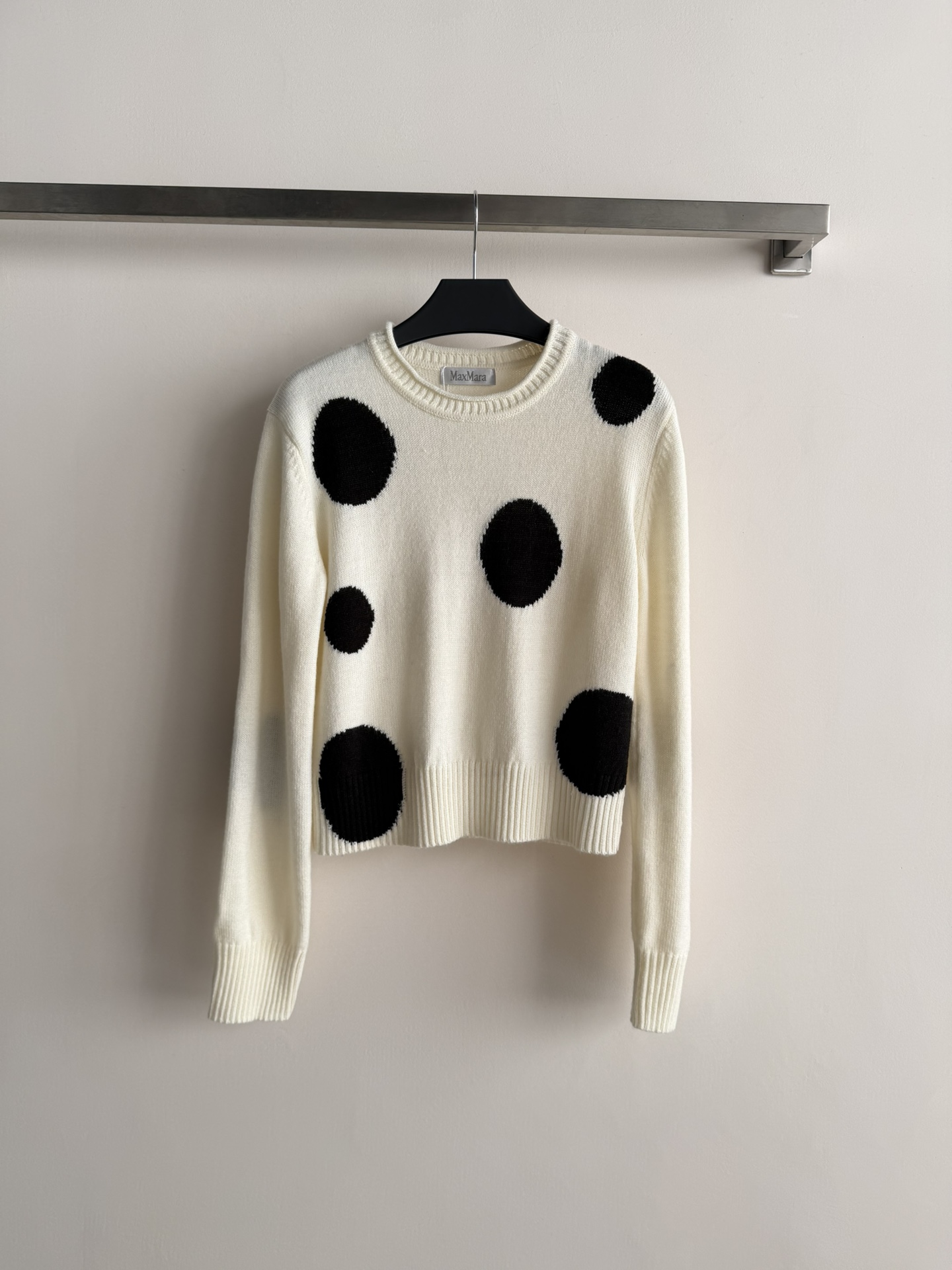 NO:730268,MaxMar*26SS new sweater made of wool is soft and warm, with black polka dots and retro fun. The slightly loose version is lazy, casual, comfortable and fashionable, and is easy to wear for daily commuting SML,,19860909MaxMar*26SS新款针织衫羊毛材质柔软又保暖 ,配上黑色波点复古有趣 微宽松版型慵懒随性舒适时髦,日常通勤都好穿搭SML,,,Women's clothing
