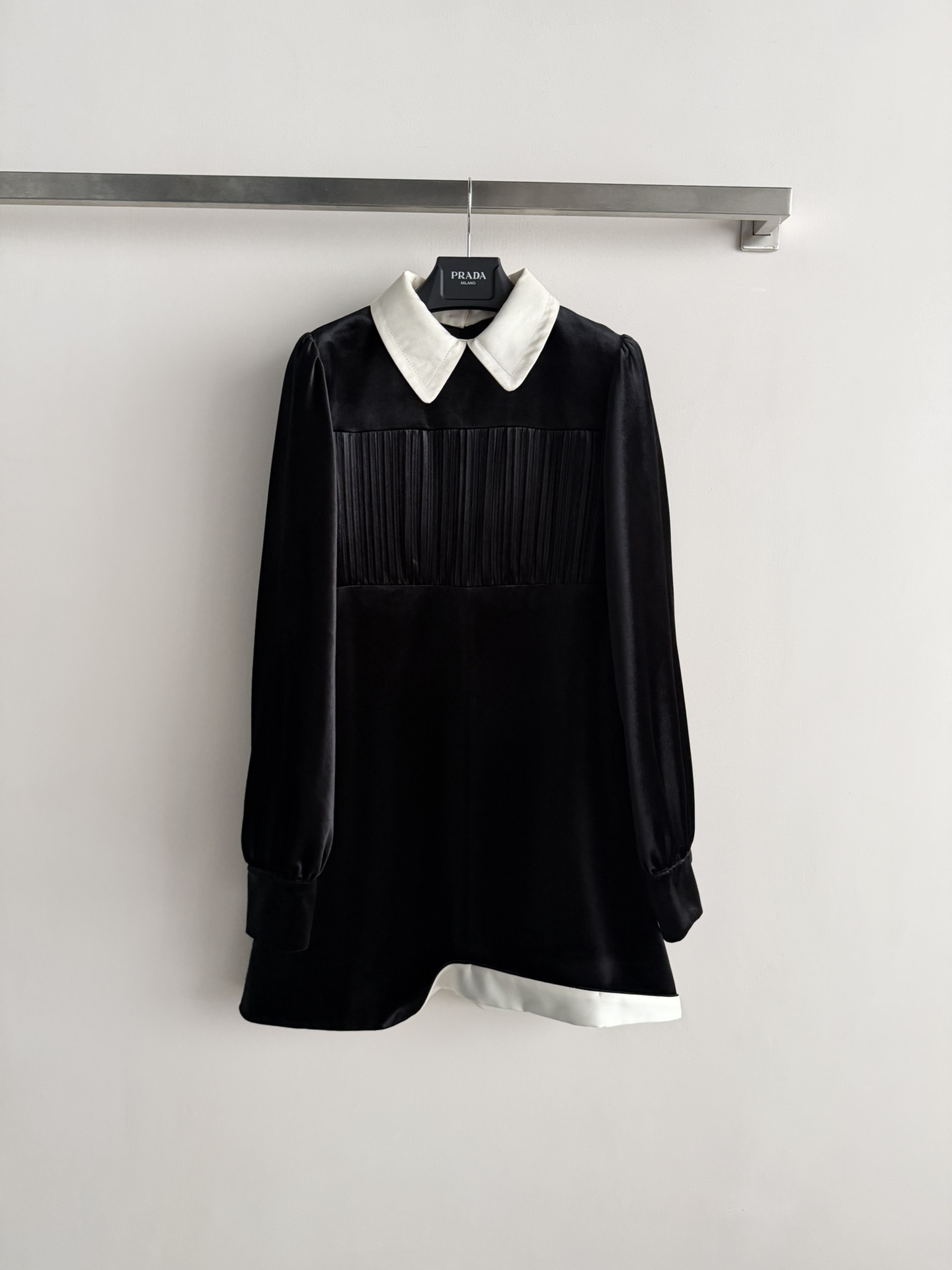 NO:731161,prad*26SS new fake two-piece velvet dress, made of pure silk velvet material, soft and shiny, white doll collar skirt, lining and outward design, full of layering!  Retro, elegant and playful, suitable for formal occasions and dates, SML, prada, skirts, real silk,19860909prad*26SS新款假两件丝绒连衣裙真丝丝绒材质柔软有光泽白色娃娃领裙摆里布外翻设计 层次感满满！复古优雅又俏皮正式场合和约会都很适合SML,,prada,skirts,real silk,,Women's clothing