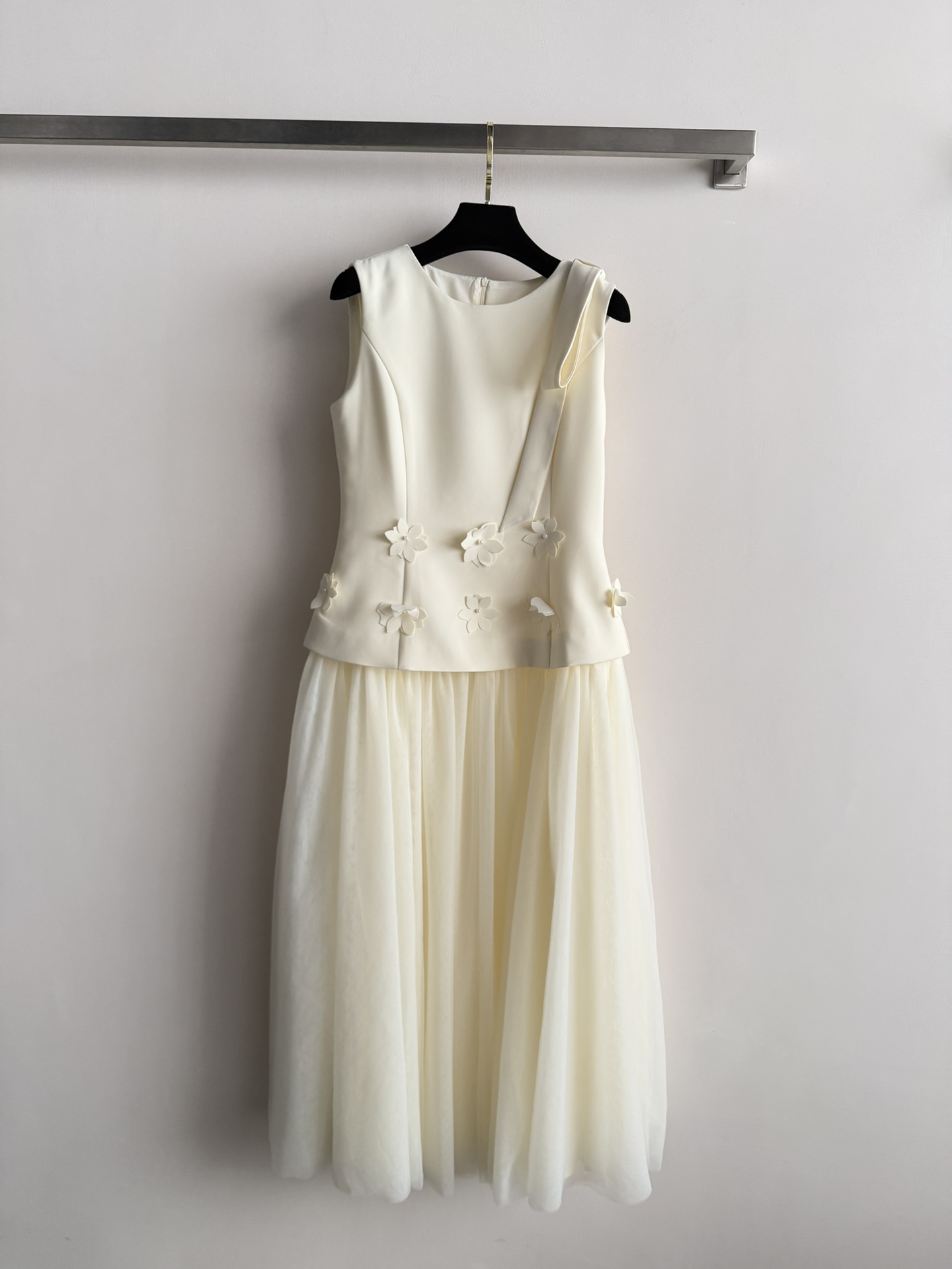 NO:731195,The new 26SS sleeveless dress has an upturned top and three-dimensional flower decoration. It is full of elegance. The hem is spliced ​​with a light layered gauze skirt. It shows flexibility when walking. It is easy to wear with a cool and noble feeling, making you stand out from the crowd. SML-,,skirts,19860909新款26SS无袖连衣裙上衣修上版型加立体花朵装饰 优雅气质拉满 下摆拼接轻盈层叠纱裙 行走间尽显灵动.轻松穿出清冷贵气感,让你在人群中脱颖而出SML-,,skirts,,Women's clothing