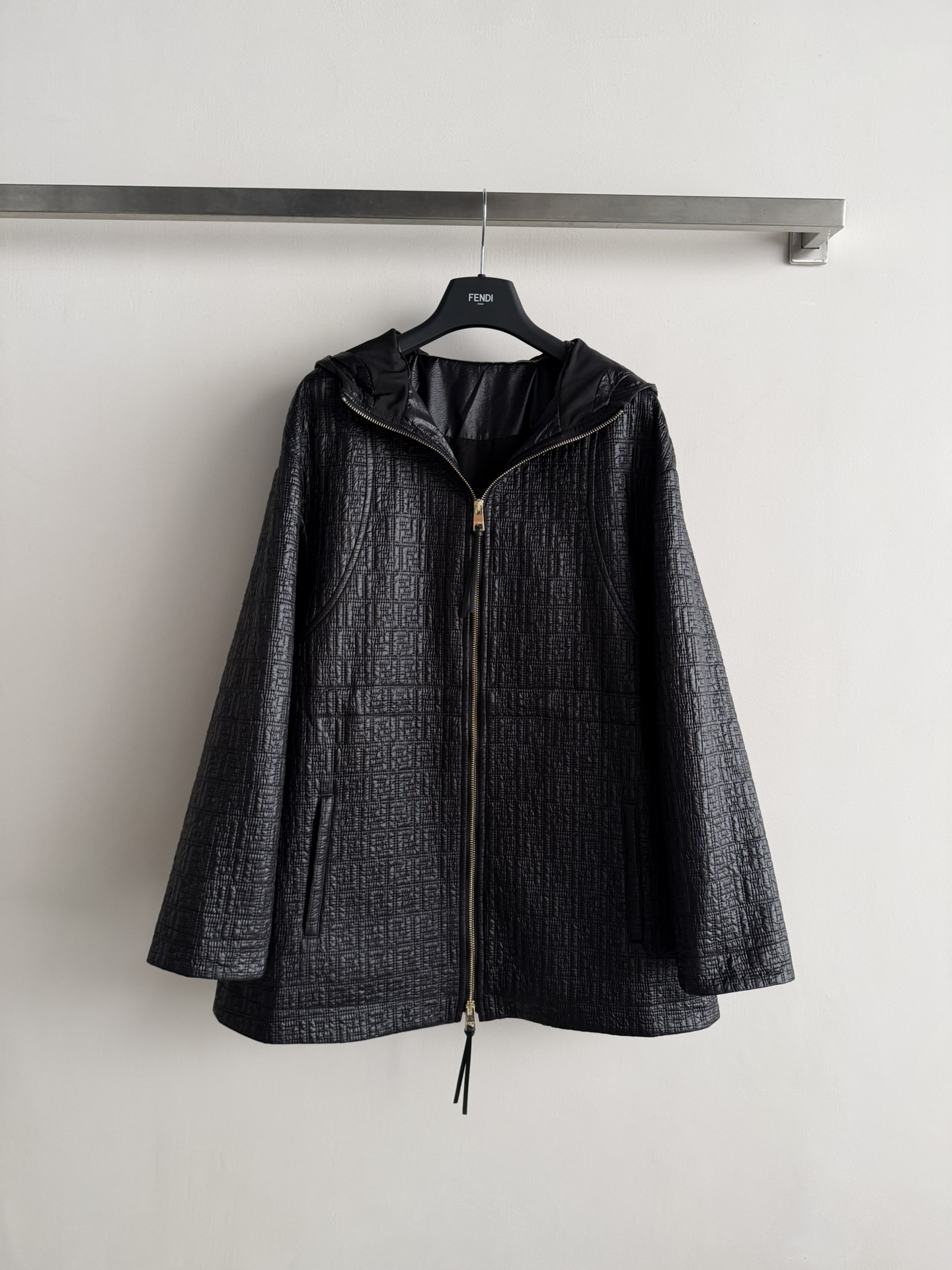 NO:731176,Fend*’s new dark pattern hooded jacket, the dark pattern FF seam design is super recognizable and has a perfect sense of fashion!  The loose silhouette + hood is practical and fashionable. It is easy to carry out autumn and winter street style, and is perfect for daily wear or concave styling. Paired with patent leather boots and simple handbags, you can easily get a sweet and cool style. It has both warmth and style. It is a must-have for fashionistas. SML, fendi, boots, jackets & coats, hats,19860909Fend*新款暗纹连帽外套暗纹FF衔缝设计超有辨识度,时尚感满分！宽松廓形+连帽实用又时髦 秋冬街头风轻松拿捏,日常穿搭或凹造型都很出彩.搭配漆皮长靴、简约手袋,轻松get甜酷风,温度与风度兼具,时髦精必入SML,,fendi,boots,jackets & coats,hats,,Women's clothing