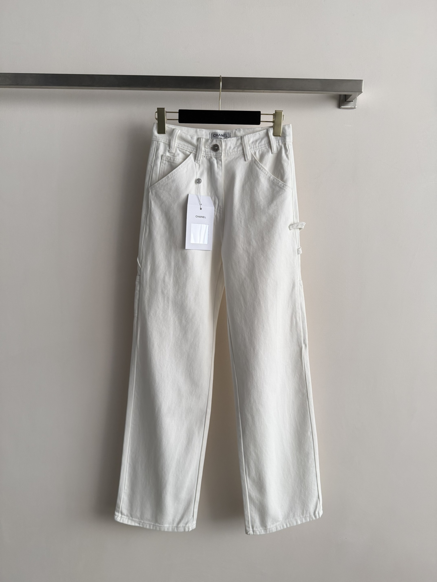 NO:731941,CHANE*26SS new white high-waisted straight-leg jeans, with a loose and neat fit, side pocket design, and an overall fresh and lazy style, suitable for spring and summer seasons. It is a versatile basic style, simple and high-end, and can easily create a 'relaxed' outfit, especially suitable for girls who pursue simplicity, comfort and fashion. SML,,chanel,jeans,19860909CHANE*26SS新款白色高腰直筒牛仔裤,版型宽松利落,侧边口袋设计,整体风格清新慵懒,适合春夏季节穿搭.它属于百搭基础款,简单自带高级感,能轻松打造“松弛感”穿搭,尤其适合追求简约、舒适又不失时髦感的女生.SML,,chanel,jeans,,Women's clothing